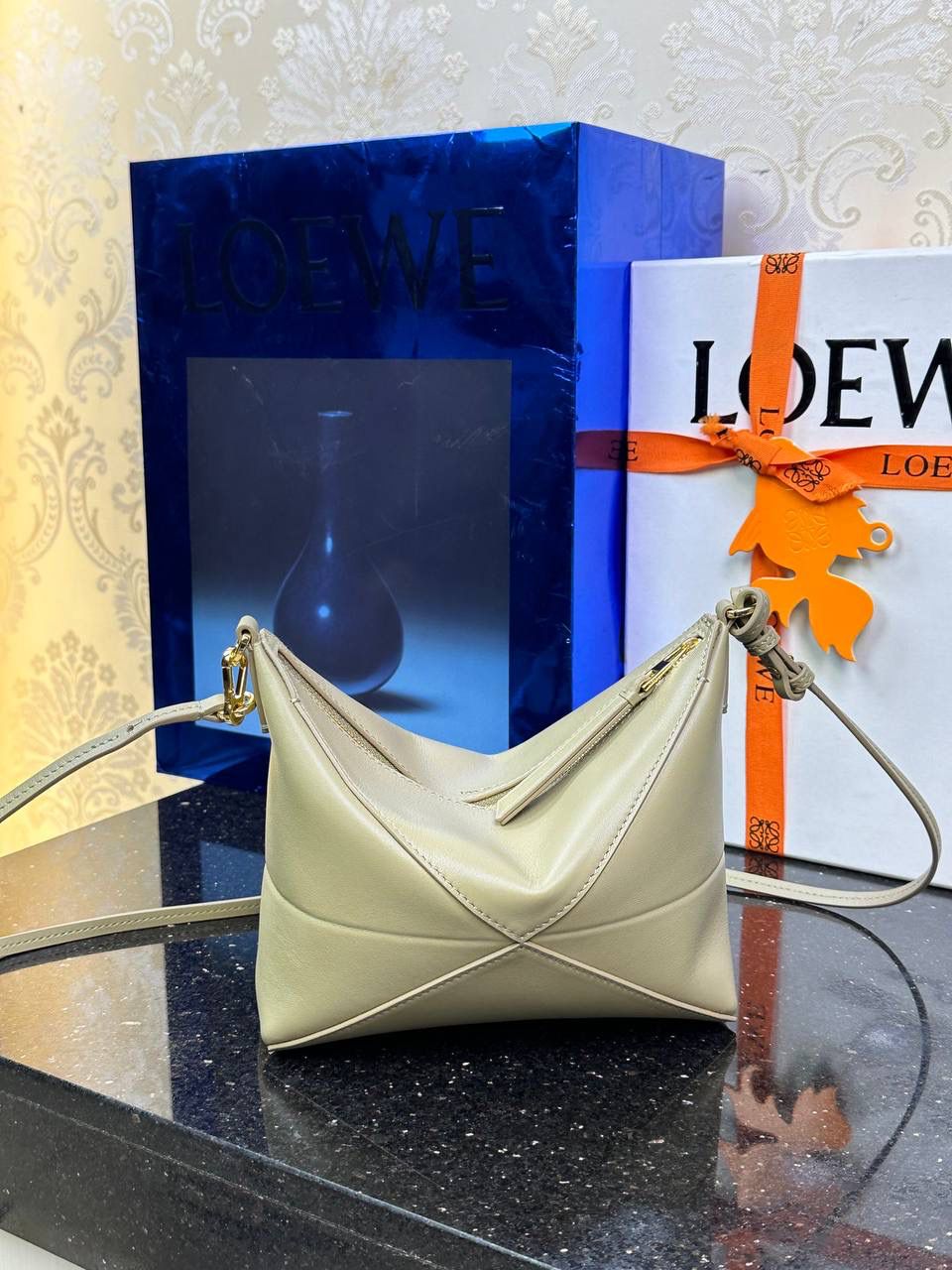 ♥️𝙋𝙪𝙯𝙯𝙡𝙚 𝙁𝙤𝙡𝙙 ——【粘土绿】 尺寸：𝟐𝟑-𝟔.𝟓-𝟏𝟓.𝟓𝐜𝐦 编码：522404 🎈经典几何为造型，以及柔软细腻的Napa牛皮，升级为可完全折叠的手拿包。 🎈自带一根🉑拆卸🉑调节的肩带，一包多背，多样化风格，秀场大放异彩😃日常实用性强👌 🎈配全套专柜礼盒🎁，给你满满的仪式感👀