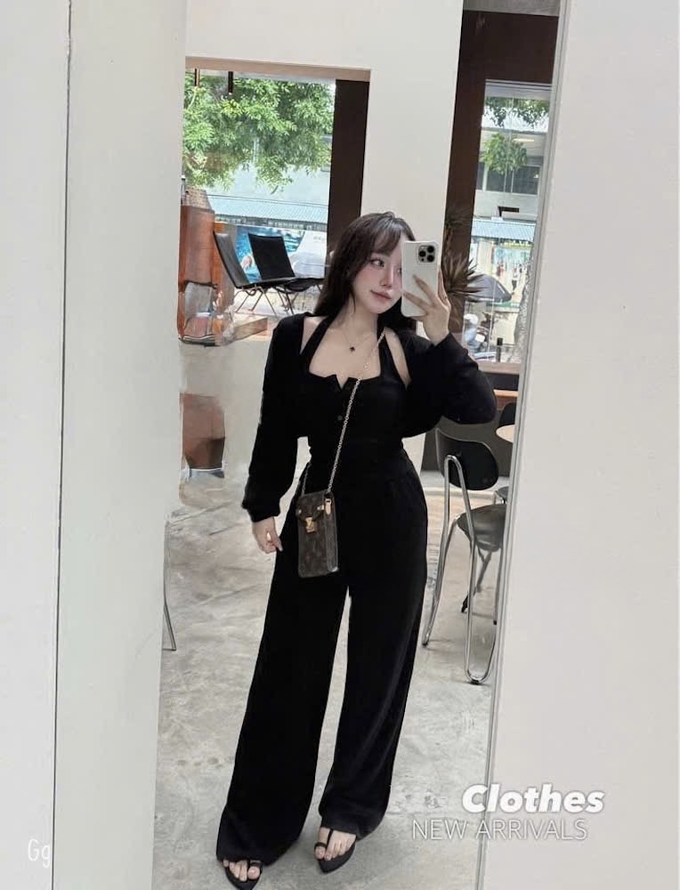 黑色寬褲連身褲搭配短版開襟衫