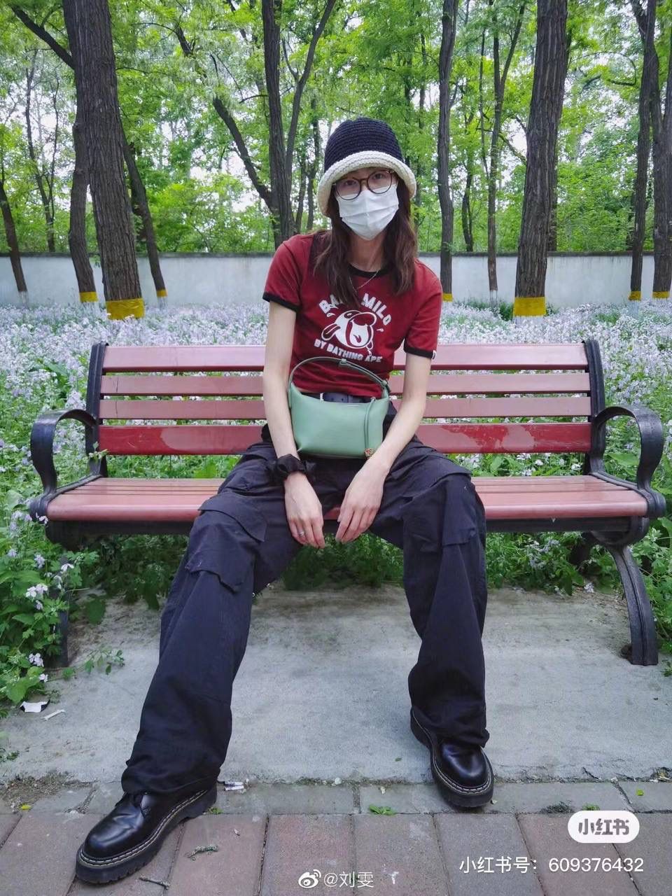 * 小号纳帕牛皮 𝐂𝐮𝐛𝐢 手袋👜 颜色：竹青绿 尺寸：21-17-13cm（中部最宽24cm） 编码：062207 Cubi手袋是一款宽敞的手拎肩包，带有牛皮革底座和柔软的包身。拉链头上的心形骰子五金🎲。肩背或手拿*可调节肩带*拉链封口，牛皮革拉链头*内部插袋*人字纹棉纺布内衬里*Anagram压纹