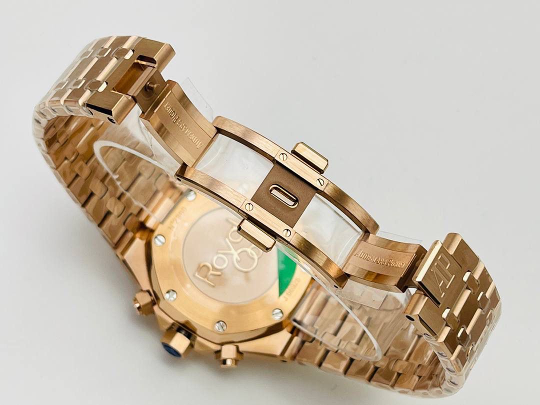 AP爱.彼皇家橡树系列26331OR多功能计时机械腕表41MM！ 1⃣️【机芯】7750改原装机芯 6字位小秒 功能与原装一致！ 2⃣️【表镜】表镜选用进口蓝宝石玻璃镜面！ 3⃣️【表壳】采用进口316精钢表壳，表壳通过拉丝和部分抛光打磨处理之后，忽明忽暗展现出精致而硬气的独特气质！ 4⃣️【头粒】头粒设计与专柜一致可以微调 佩戴更佳贴手舒适 经过多道工序的打磨和磨砂处理，终把AP特有的八角型表圈表达出棱角分明的线条！ 5⃣️【表盘】超强夜光显示，可以在任何环境下读取时间！