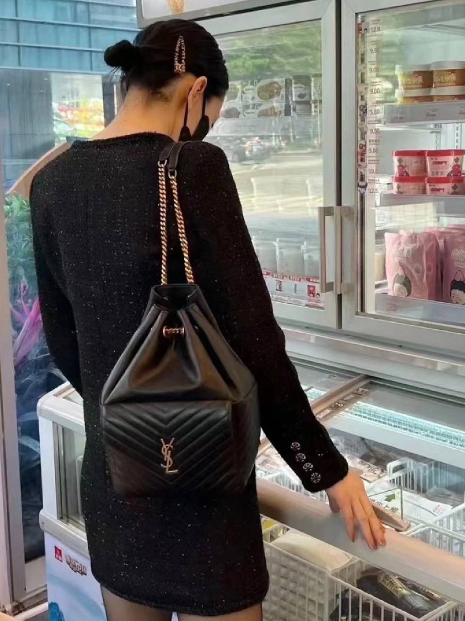 到货啦❗️ ys1 joe羊皮双肩包🖤 这只双肩绝对他们家这个品类的it bag 这个款出了好多年了 只有真的好看好背才能不被淘汰 羊皮的手感特别治愈，超级软乎 在链条肩带的双肩包里来说 这只是属于包身正好，容量巨大的类型 好实用呀，强推强推！！ 29×22×15cm672609m