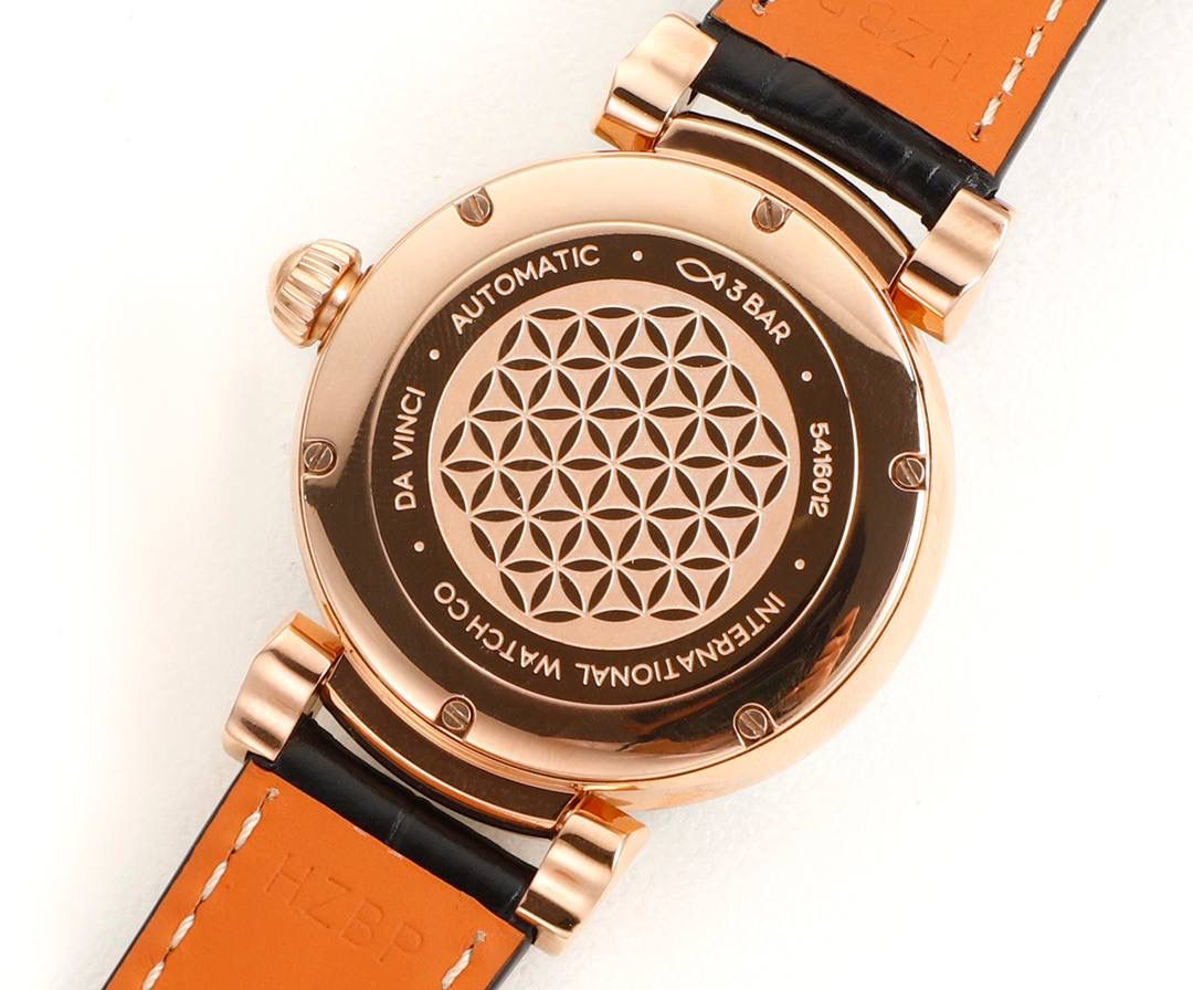 IWC达文西 IW459306 蓝色表盘配月相，好看又有氛围感，蓝色和月相搭配很协调。 这款达文西是复古经典设计，表盘干净清楚，指针是剑形，表冠是圆拱形，表耳可活动，戴着手腕更舒服。 表底刻有“生命之花”图案，是重叠圆环的几何样式。 表径36mm，精钢表壳，自动机械机芯，带中央停秒、月相显示，表底有特殊雕刻。 防水30米，动力储存42小时。 整体简约大方，细节精致，很适合成熟优雅的女生佩戴❤️