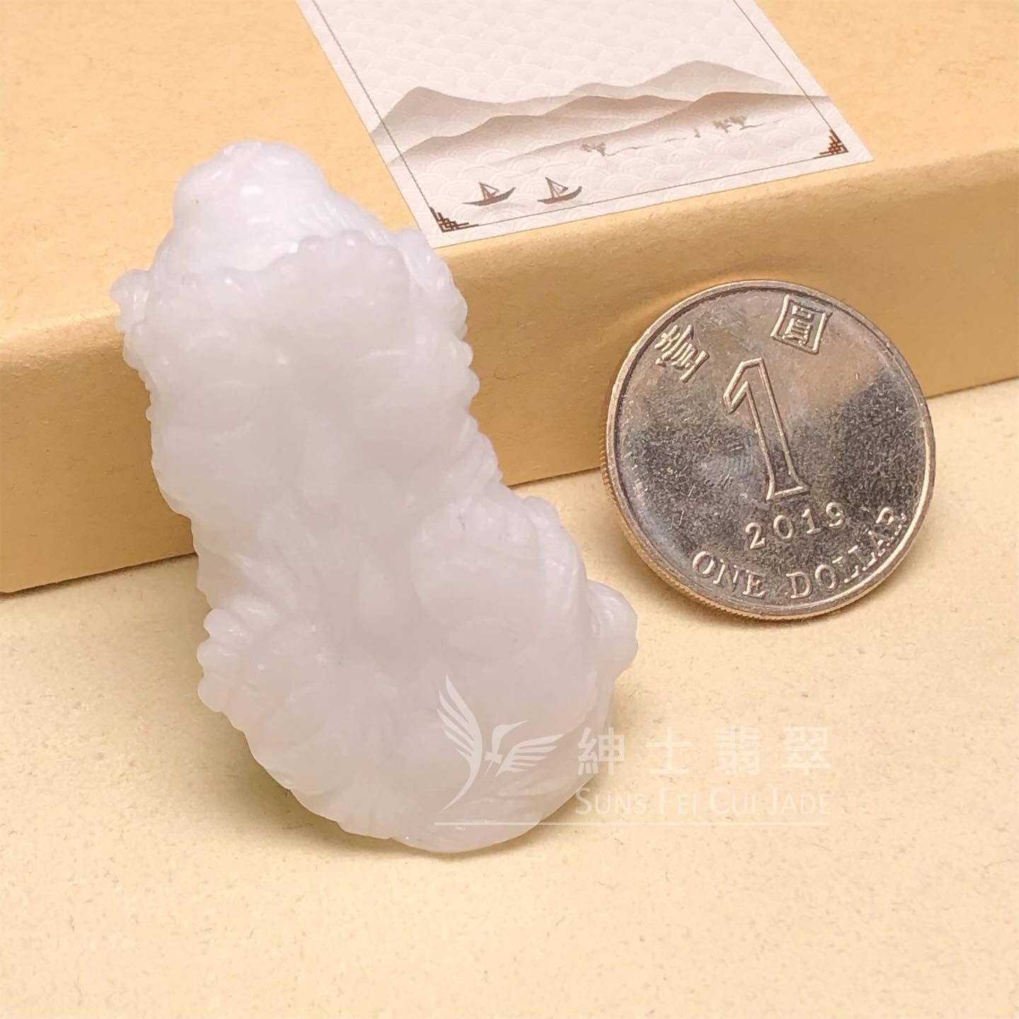 白色翡翠狗玉件