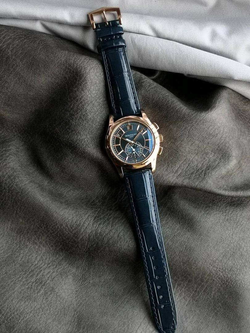 2024墙裂推荐 重金打造经典时计】——百达.翡丽复杂功能系列5905R-010重磅登场，迄今推出的首款Nautilus复杂腕表，以超复杂的工艺技术打造休闲运动腕表。 1⃣️小身板大能量：尽揽以下功能∶12点位日历功能 10点位星期功能 2点位星期功能 6点位24小时。所有功能都可正常使用。 2⃣️机芯采用复刻版Cal.240自动上链机芯，在实现外观的逼真前提下，功能一并完美诠释。 3⃣️改装大师独立制表人，倾情参与定制改装表盘颜色，给予独一无二的腕表增添有趣的灵魂！ 匠心力作 欢迎各位表友品鉴！