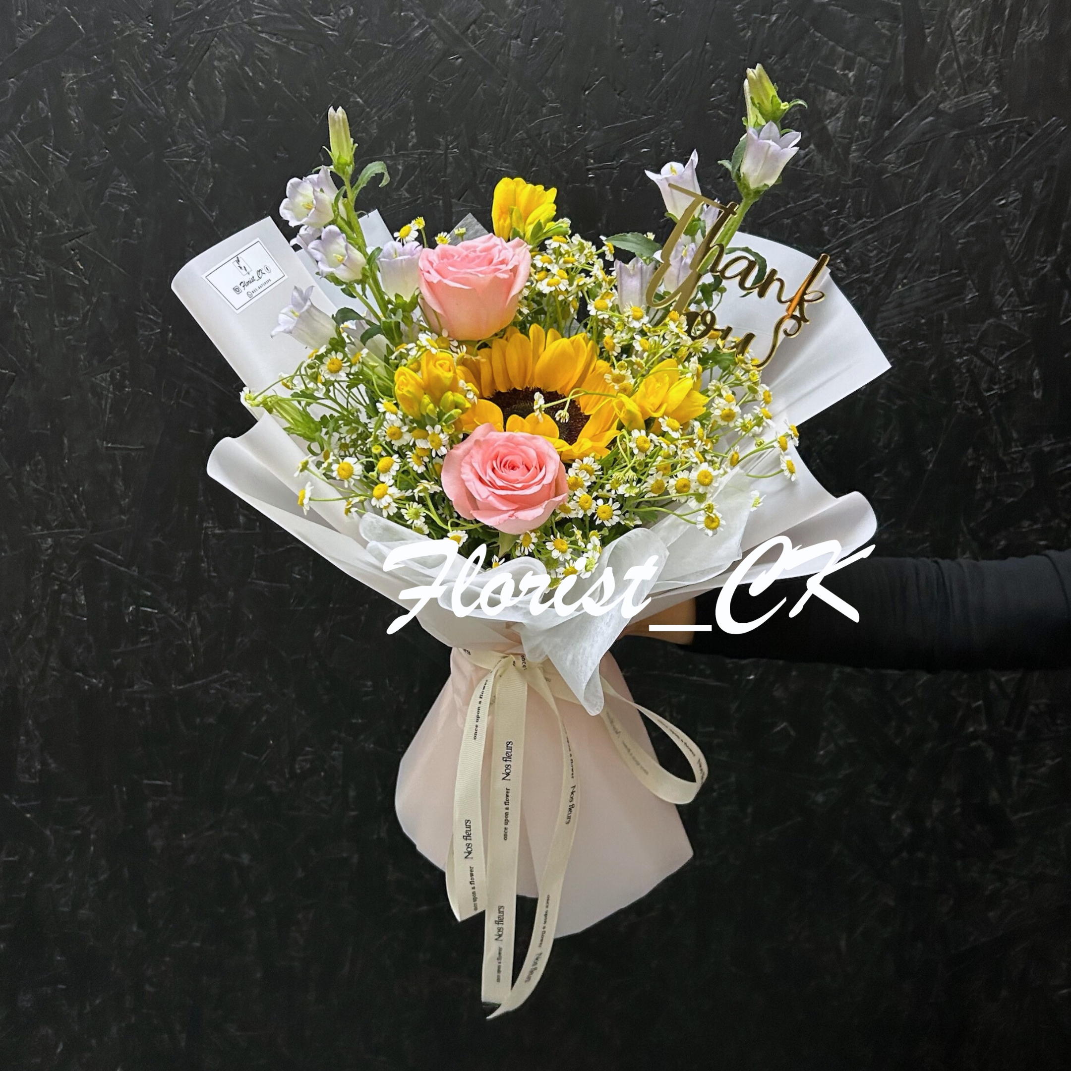 【2026 畢業鮮花推介】Blissful Beginnings  淺粉白花紙款｜向日葵玫瑰鮮花花束  (預訂款)