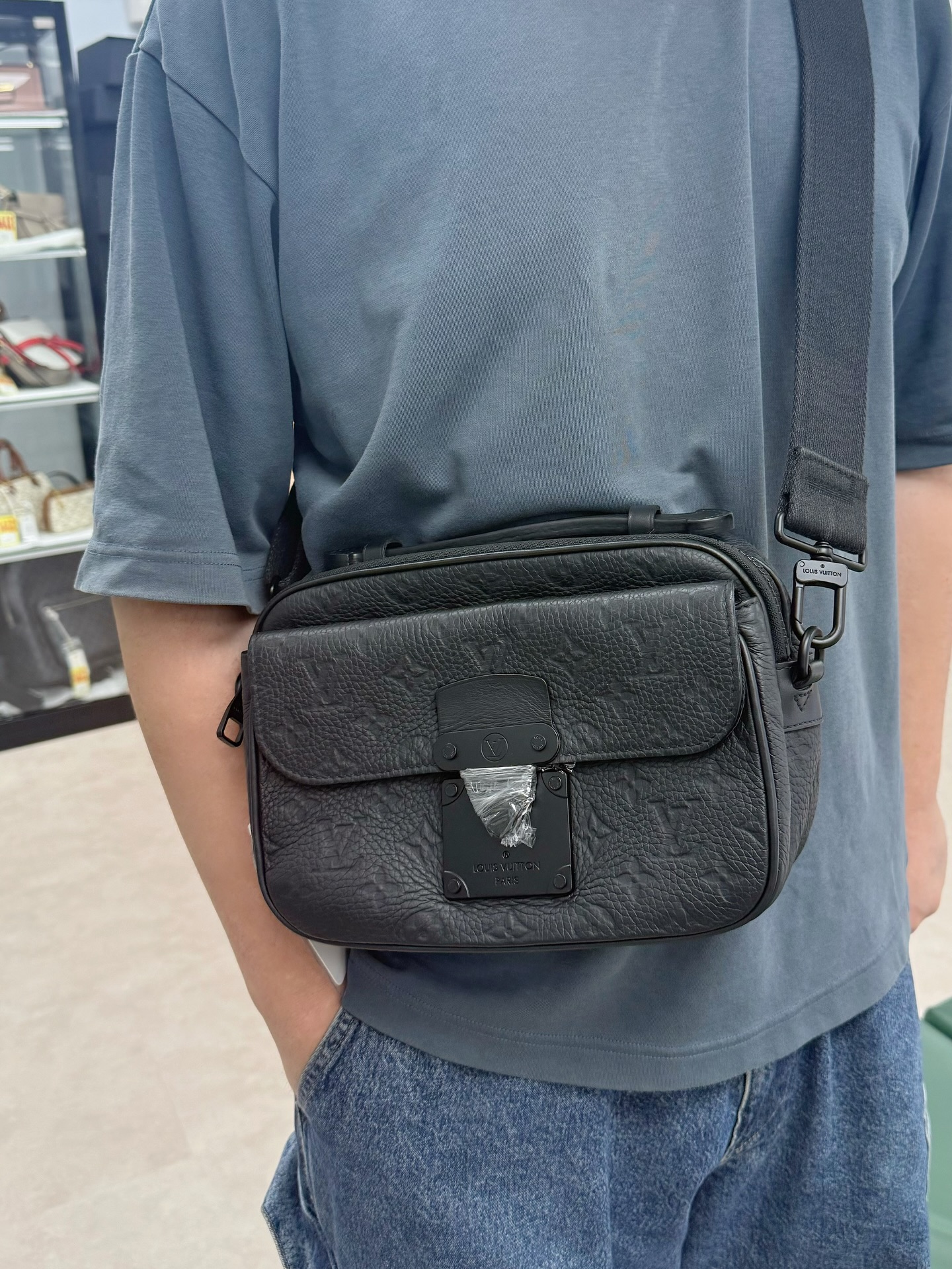 Lv👜 PRE OWNED 🛍️黑色真皮壓紋郵差包 晶片款 🖤