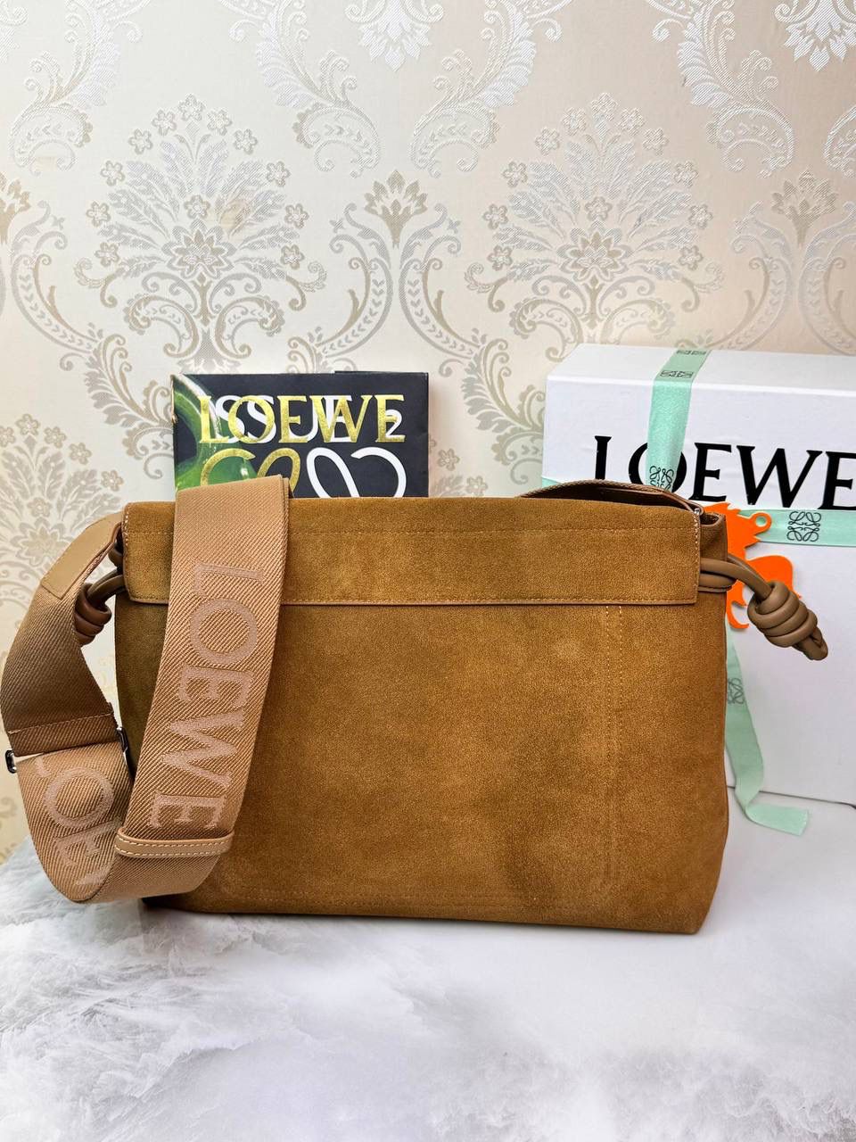 𝙇𝙤𝙚𝙬𝙚 𝙁𝙡𝙖𝙢𝙚𝙣𝙘𝙤 𝙎𝙖𝙩𝙘𝙝𝙚𝙡 福袋款邮差包 ➕刺绣🅾️字母宽肩带 编码：062404 尺寸：𝟑𝟒-𝟏𝟐-𝟐𝟒𝐜𝐦 新款以经典福袋收缩打结为元素，采用外部麂皮➕内里𝗡𝗮𝗽𝗮小牛皮➕刺绣字母宽肩带的精致搭配打造全新升级款邮差包🅰️，可斜挎、肩背和手提，超大容量满足日常所需🎈