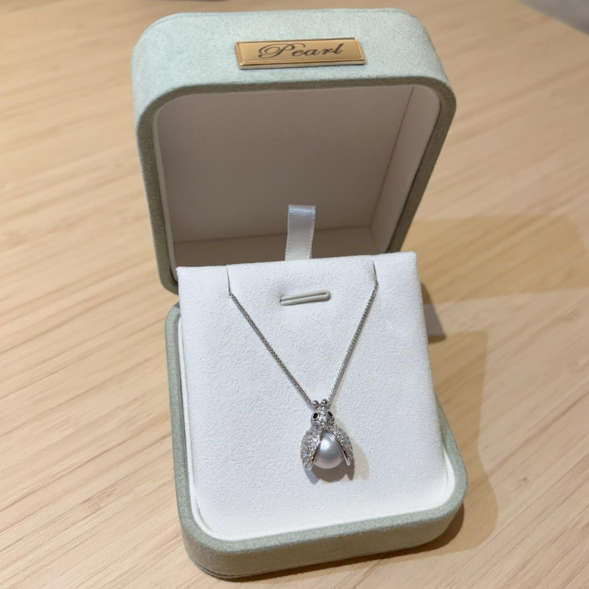 閃鑽蜜蜂月光白頸鏈（配盒）