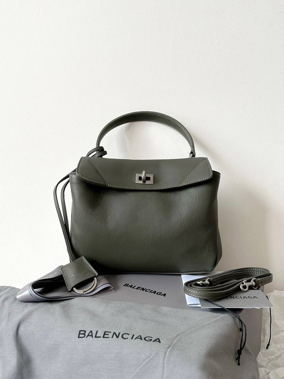 ba1enciaga rodeo mini 军绿色🪖 哒哒哒，mini也来咯 看完正常size的rodeo再来看mini 真的是除了可爱还是可爱 这种尺寸就不挑身高了 每个人背出来都是萌萌哒哈哈哈 而且男生女生都能背，不挑性别～ 这只包的皮一定不能硬，也不能太软太亮 mini：23×17×9cm795456m