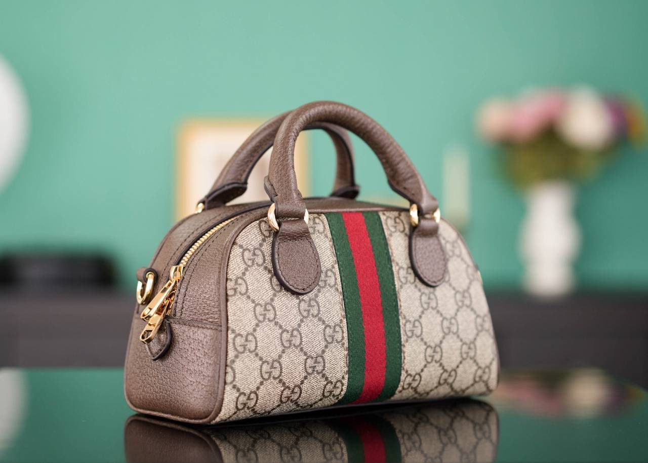 🥯GG Ophidia系列迷你手提包 波士顿21cm 正品售价,500 包身简洁大方，太过繁杂的元素反而会降低档次，强烈推荐! 虽然是迷你尺寸，可是它的容量很可！！！ 官方款号 724606 尺寸：21x12x10cm