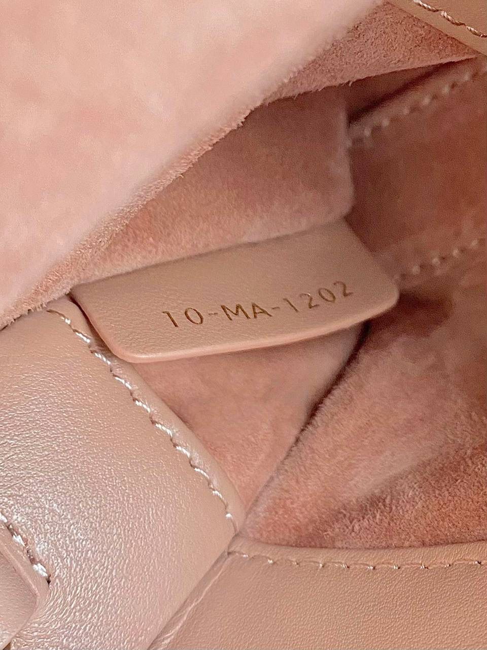 玫瑰粉超迷你🎀 𝗗𝗶𝗼𝗿 𝗗-𝗝𝗼𝘆 𝗯𝗮𝗴羊皮2023早春款 时尚果然就是轮回，回归了一把中古戴妃 长方包形，短链条➕细长肩带直接封神！！ 复古时髦感超强，真是什么场合都可以把住 绝对是lady中的天花板了，强势出圈啦姐妹们😍🤩 17.5×10.5×6cm