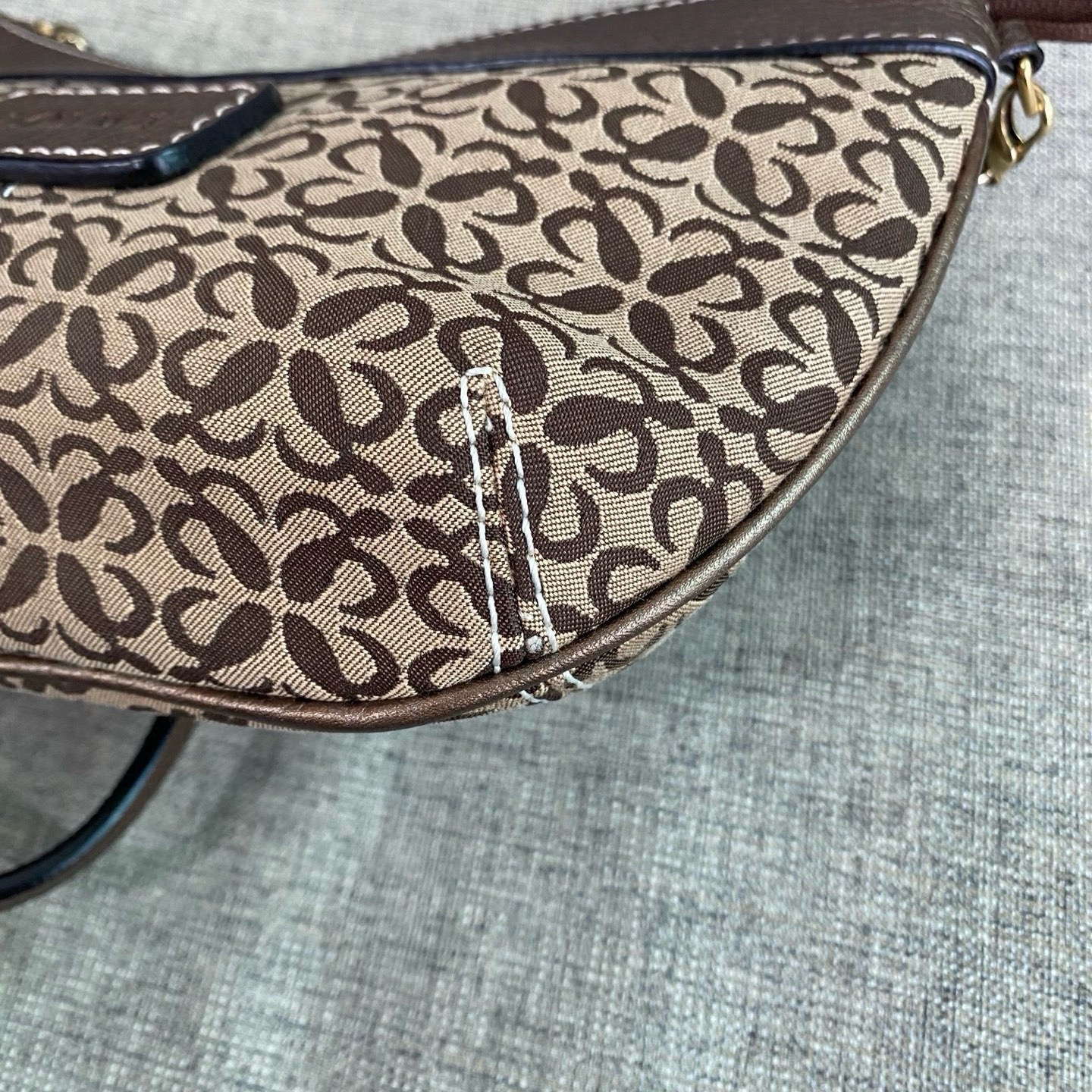 【預訂貨品】LOEWE老花腋下包 