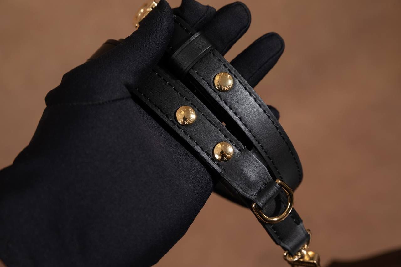 LV BOULONGNE 🥐 爆款之王 🥹 这款真的超火，一看就知道为什么会爆🔥 包型是牛角包，小巧可爱但超级能装，日常出门完全够用。 复古＋时尚的设计，颜值真的很高，怎么背都好看👍👍 肩带可拆又可调，想斜挎、单肩都 OK～ 加上链条马上变腋下包，气质直接拉满✨ Size：29 × 16 × 9.5 cm 好看又实用，真的是必入款 💖