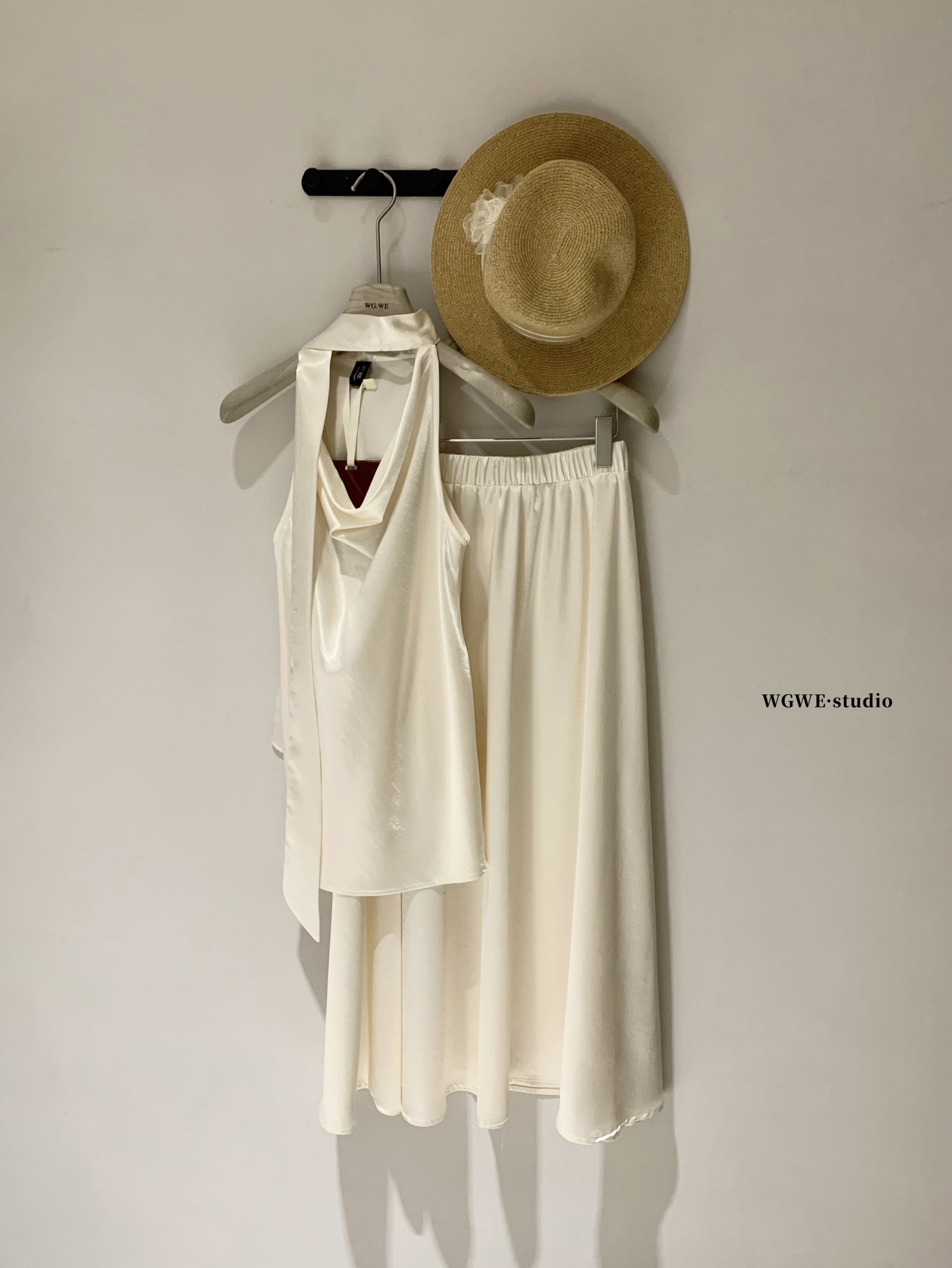 1713 SATIN CO-ORD SET 缎面挂脖半身裙套装 