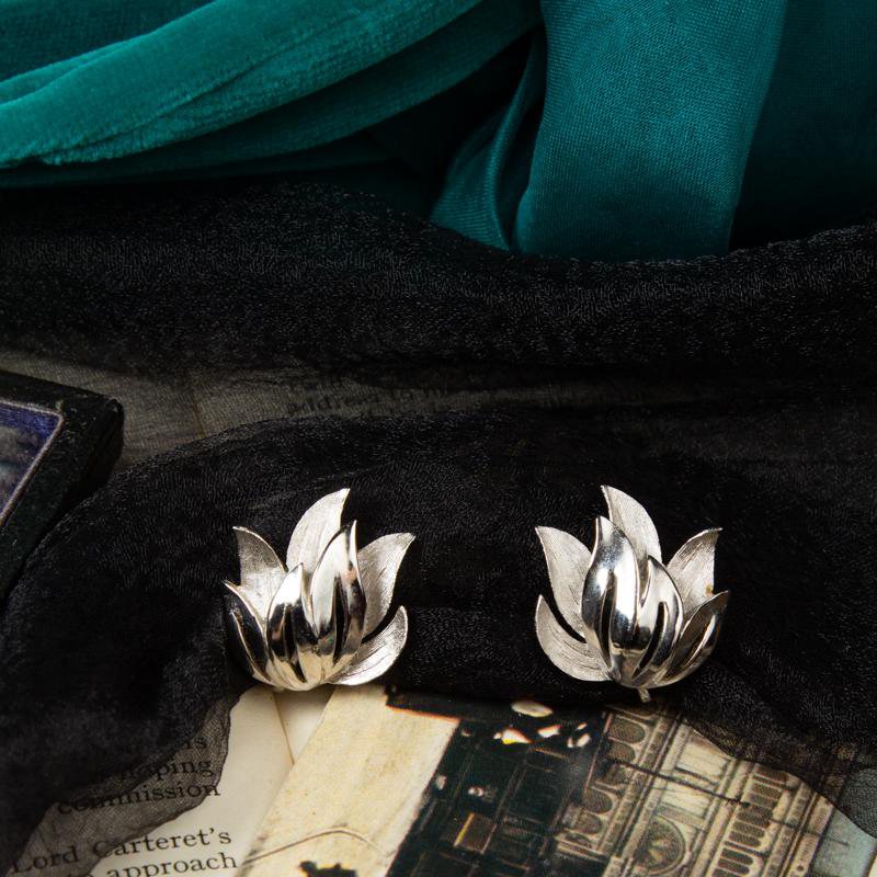 1950-60s Crown Trifari Shiny and Brushed Silver Floral Jewelry Set - Brooch and Clip on Earrings (MN218)