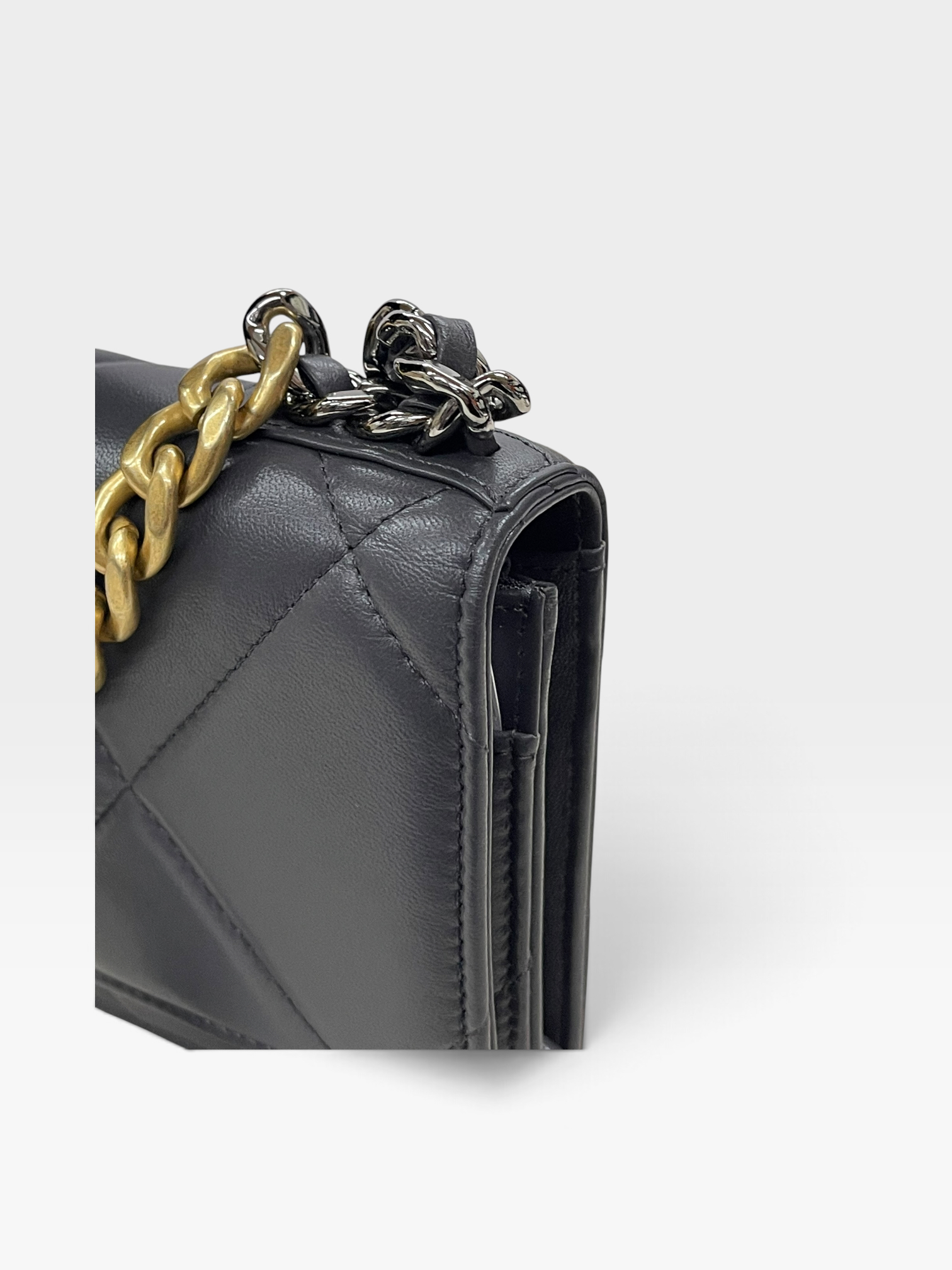 Pre-Owned CHANEL 19 Wallet On Chain / Product Code: 091008