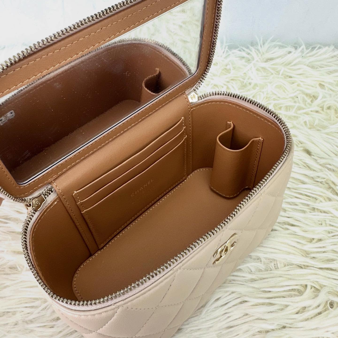 CHANEL 🤍PRE OWNED 23p Handle 杏色拼奶茶色金扣羊皮長盒子 晶片款 🤎