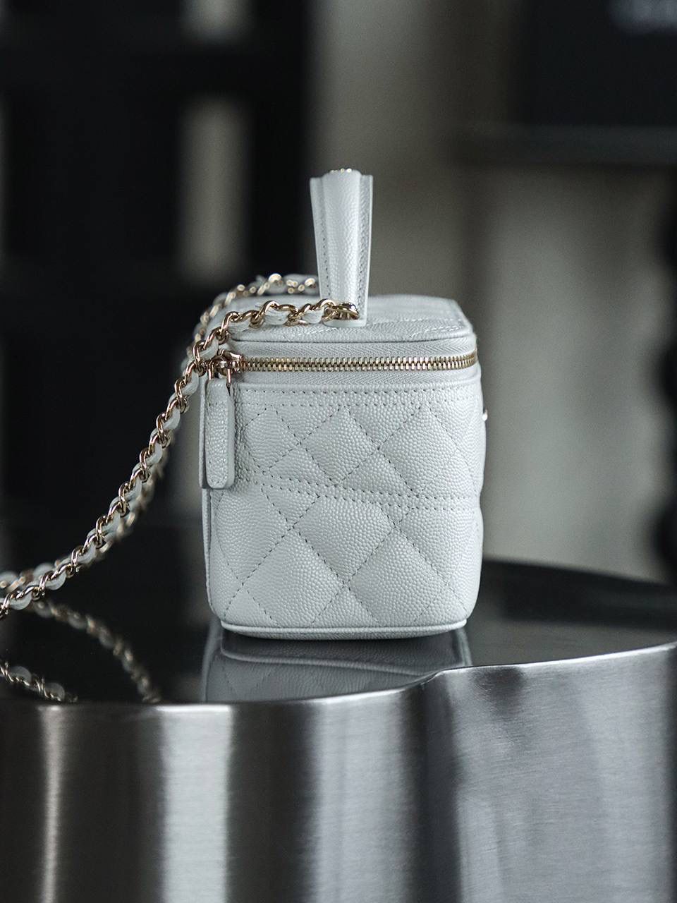 25C化妝盒子包鑒定版👜 一包一碼 支持全球鑒定查驗身份證原廠專G 三隻羊皮料過關清單資料可査詢 化妝盒子包是眾多時尚達人心尖，25C化妝包經典的盒子造型，方正中不失圓潤，線條簡潔流暢！ 包身腰線的設計，恰似畫龍點睛之筆，不經意間流露出的精緻細節，讓人一見傾心！ 五金：厚鍍14K淡金扣 皮料：三隻羊小球紋牛皮 尺寸：9.5*17*8cm