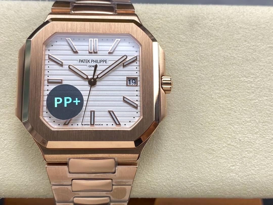 PP+ 百达翡丽 方形 新系列CUBITUS 5821腕表 亮点特色：1️⃣机芯:搭载定制9015改Cal.26-330 SC一体机，调时不停秒，调时不停秒，摆轮位置均与正品一致，自动上链机芯。2️⃣钢带:316L定制级人体工程学表带，新扣款式。3️⃣表壳:尺寸45毫米厚度仅8.3mm，为表壳对角线长度(即10点位至4点位),因为表壳近似于方形，上下边的宽度会小于这一数值，所以视觉效果并不是很大。 搭配上，5821属于运动风格腕表，日常搭配正装和休闲风格也可以。