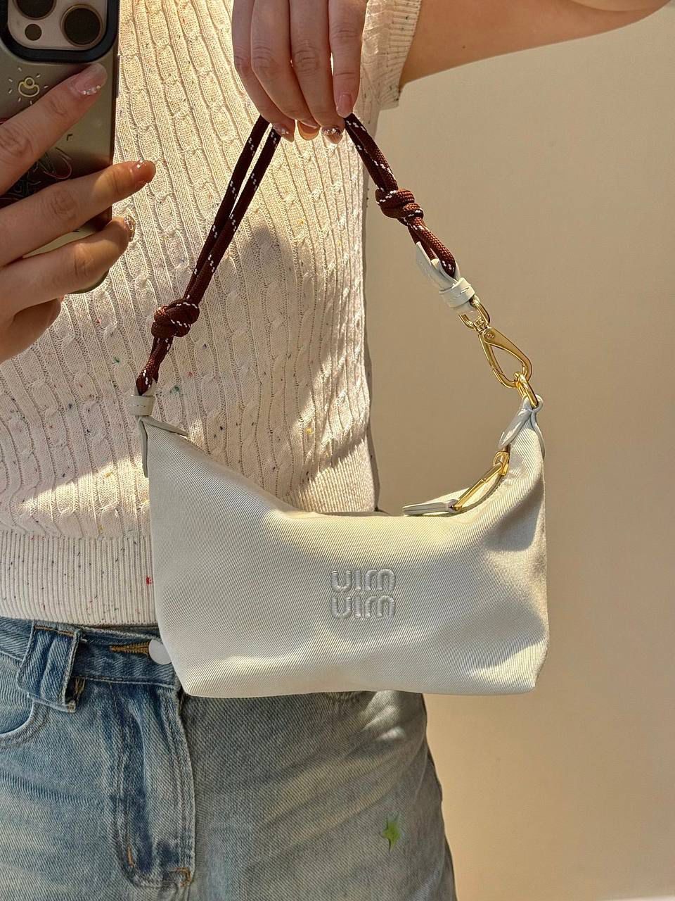 销量王🔥 𝐌𝐢𝐮𝐌𝐢𝐮饭盒包 米白色 啊啊啊，好喜欢这个彩色的碰撞！ 帆布面料搭配撞色小彩绳直接封神了！！ 每个配色，简直就是锦上添花 不敢想象这个夏天背这只有多好看！ 容量就不用说了 很好装 还很耐磨 性价比也特别的高～ 时髦精必入这只好吗 绝对日常出门回头率超高的一只 抓紧冲吖！！！ 18.5×14×10cm #F0006m