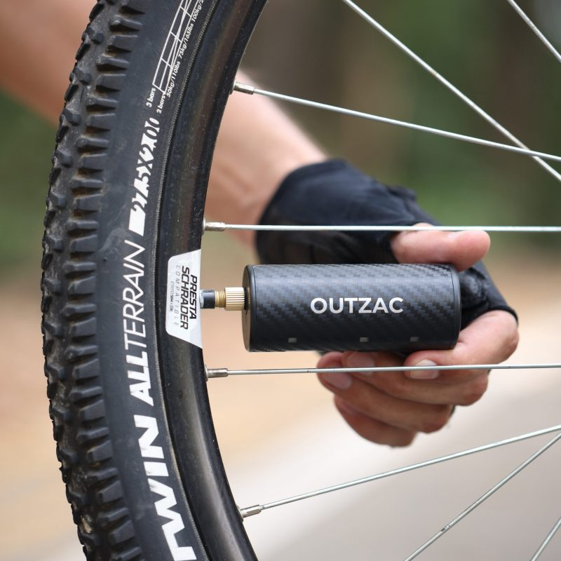 OUTZAC 3合1 掌上型電動氣泵 (150PSI / 自動停機 / 自行車專用) OUTZAC 3-in-1 Mini Electric Bike Pump (150PSI / Power Bank / LED Light)