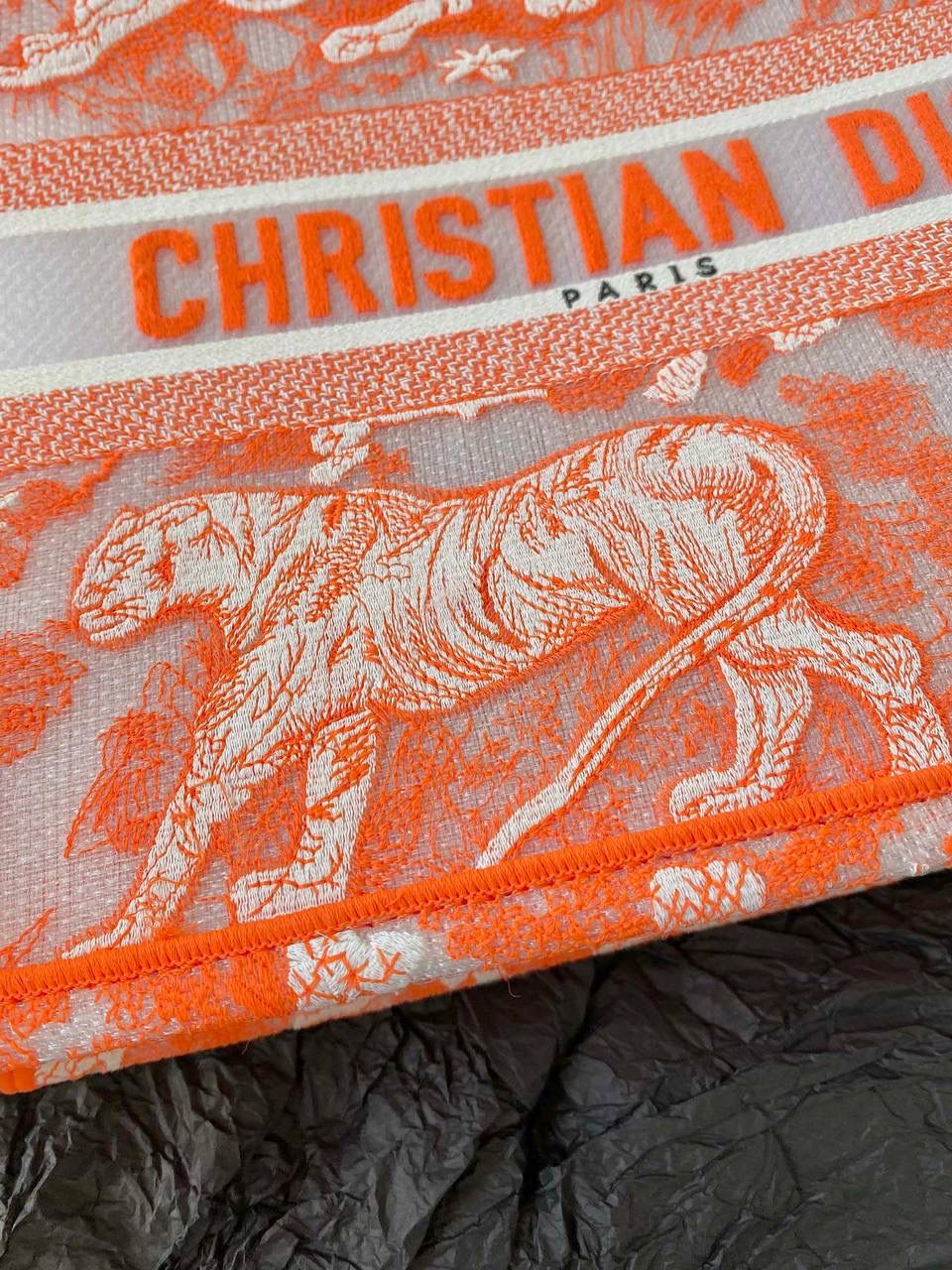 🈶透明橙中号 𝗖𝗗 𝗕𝗼𝗼𝗸 𝘁𝗼𝘁𝗲购物袋"夏日限定" 全新透明帆布材质，轻盈通透的质感🤟🏻 自带清凉属性，是这季的最大亮点 茹伊动物印花与荧光色调的碰撞 怎么会有这么好看的颜色啊 不愧是色彩大师，活力氛围拉满 超醒目的荧光效果和度假气息扑面而来 将优雅融为一体，谁心动了，我不说 刺绣的复杂程度，直接搞疯师傅们 这只购物袋真的要细品，那那都是细节 size：36.5×28×17.5cm