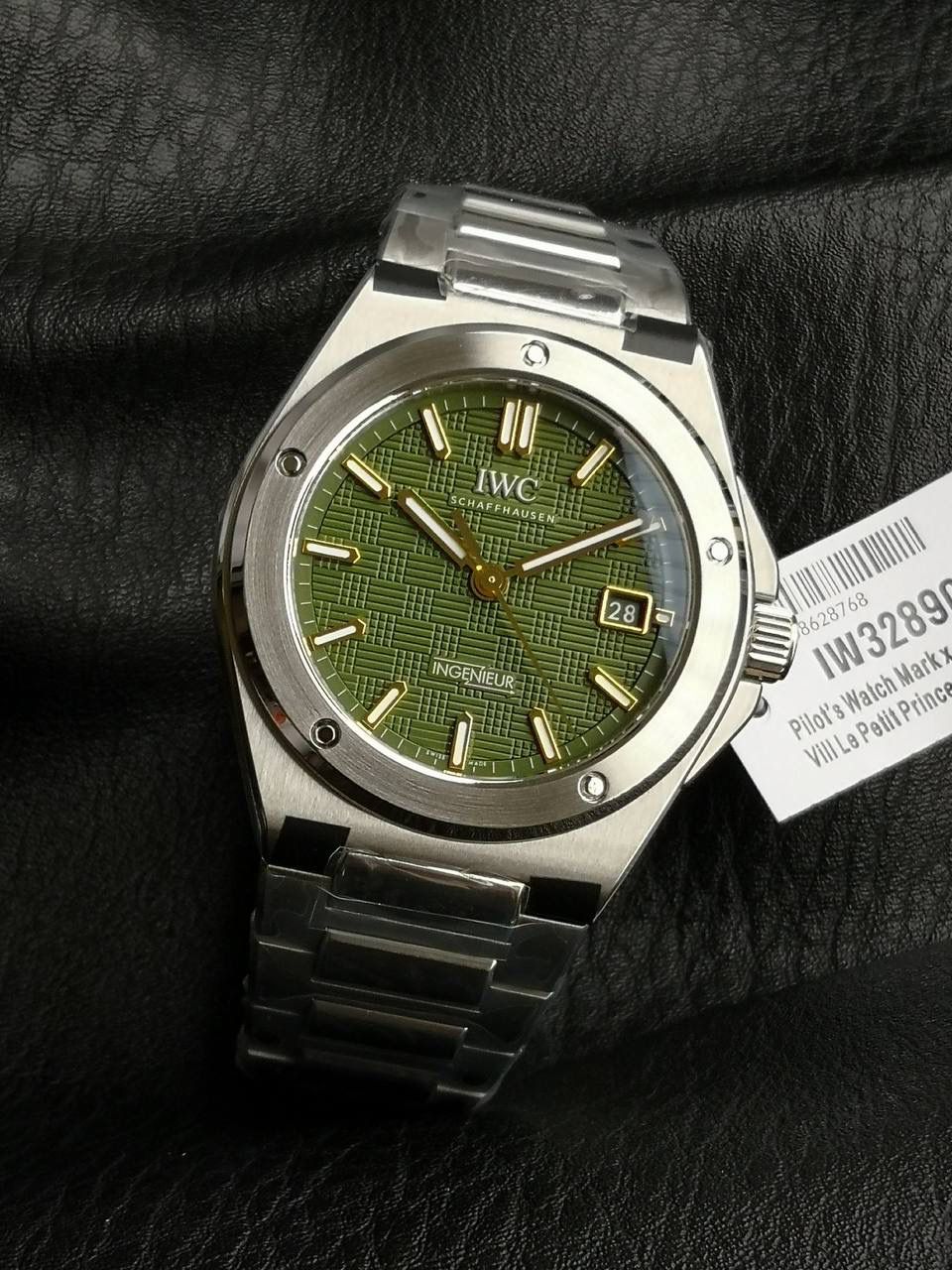 全新工程师自动腕表40 “牛油果”限量款（IW328908），灵感源自《F1®》电影布拉德·皮特佩戴定制表，全球限量1000枚。 采用精钢表壳与表链，“网格”纹饰绿色表盘饰以金质镶贴时标，精妙复刻影片中角色的配色美学。 绿色表盘源于布拉德·皮特的个人标志，搭配“网格”纹理和功能性螺丝表圈，凝练工程师系列的结构语言，致敬IWC万国表与F1赛车运动的长久友谊。