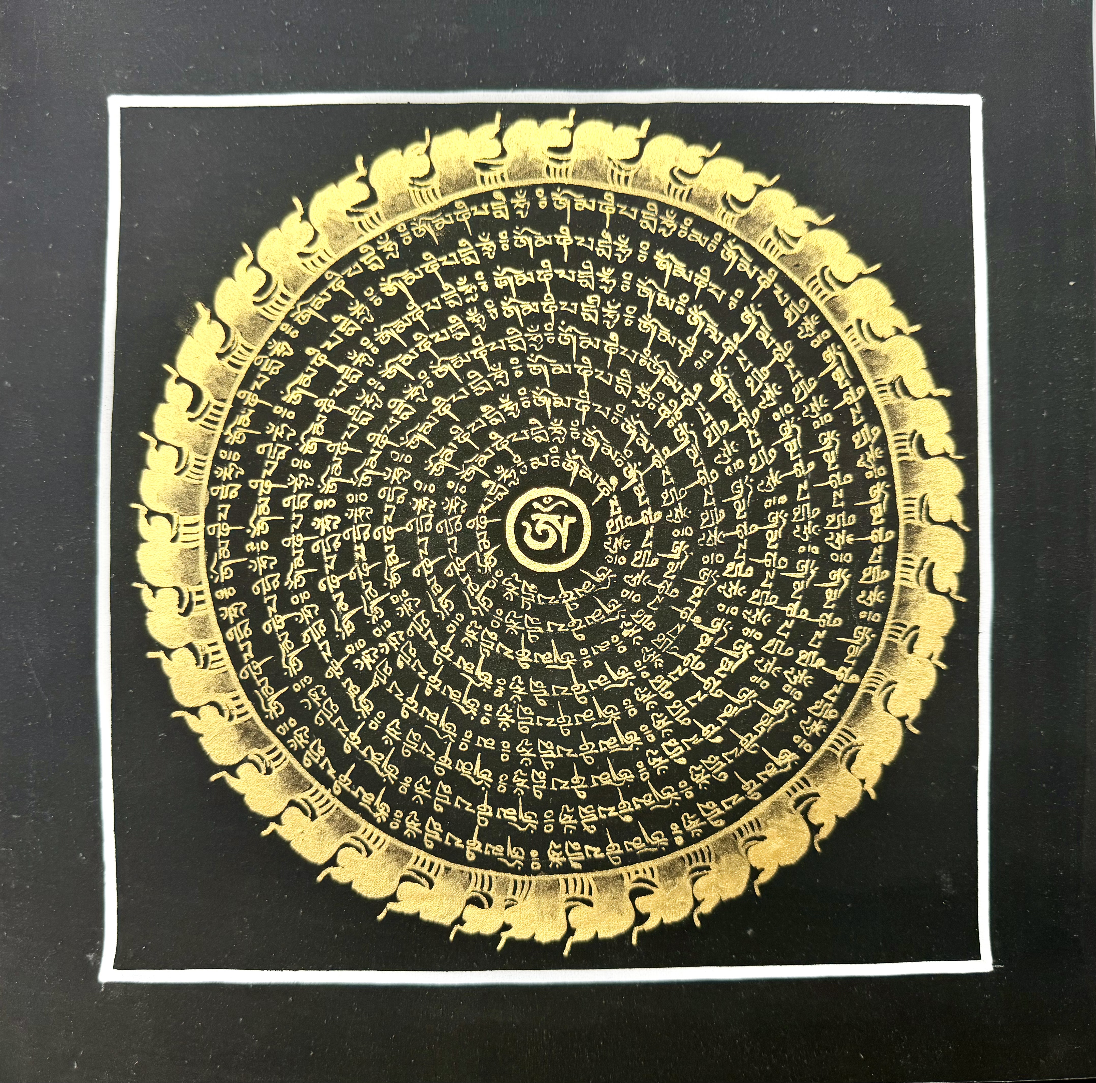 #6 尼泊爾三大廟加持手繪唐卡～OM 字，六字大明咒黑金唐卡 ，約28.5cm 外，內22.5