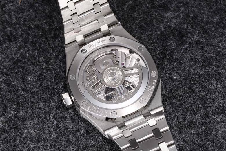 最新推出 2022 年爱彼皇家橡树自动上链陀飞轮腕表🚀🚀 腕表搭载爱彼新一代自产 Cal.2950 机芯，将浮动式陀飞轮与中央自动摆陀结合，兼顾复杂工艺与日常佩戴实用性。 41mm 表壳、12.5mm 厚度，尺寸刚刚好。经典 “Tapisserie” 格纹面盘改为以 6 点位陀飞轮为中心向外放射的新设计，视觉更有冲击力。 过去运动表偏实用，但现在高端玩家更在意“好看又够复杂”。这款皇家橡树自动陀飞轮，不只有陀飞轮的看点，还有自动上链的方便性，在运动表里算是少见的高阶配置，一亮相就成功吸引不少收藏家目光。