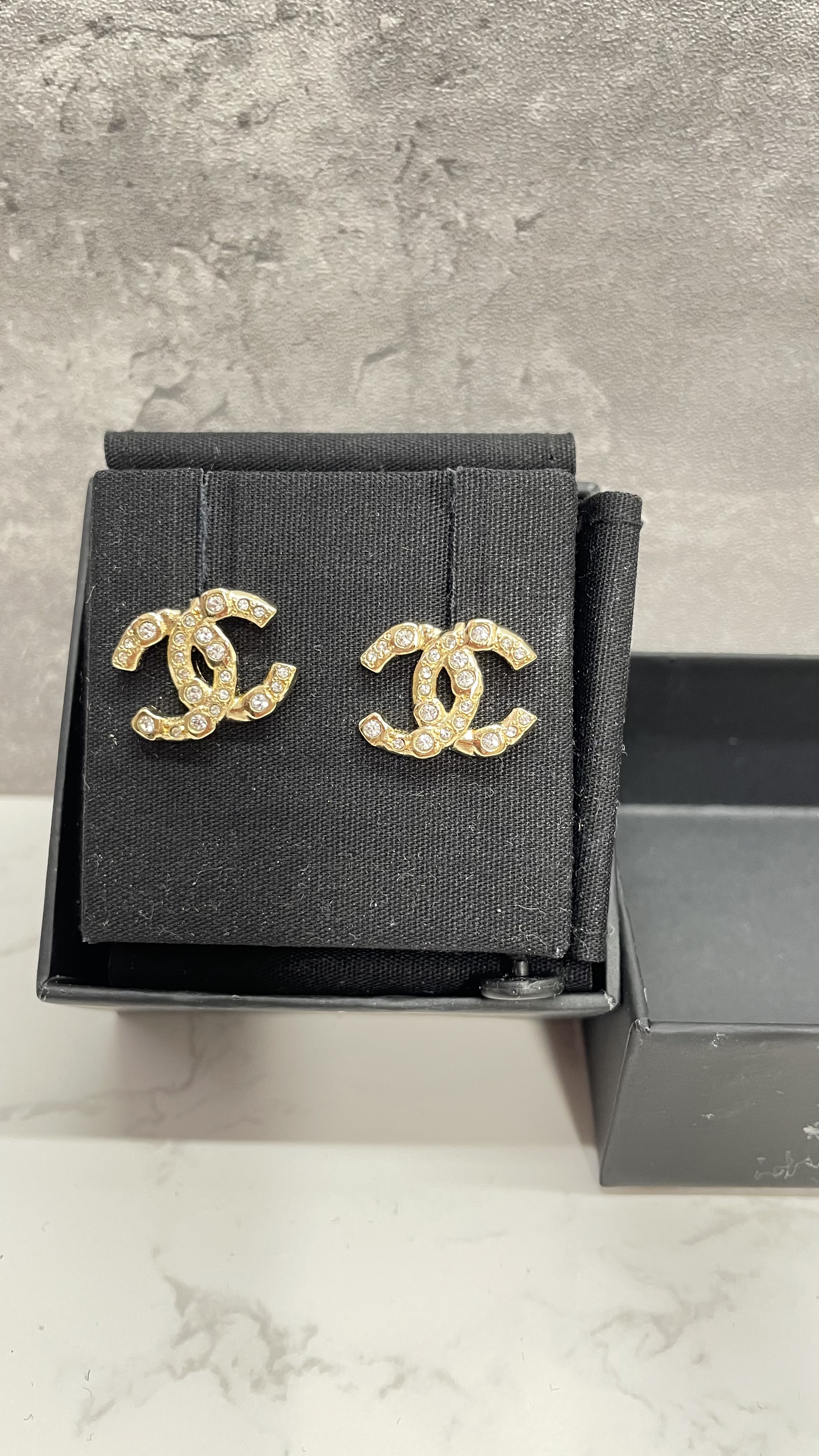 Pre-owned Chanel cc logo pearl earrings