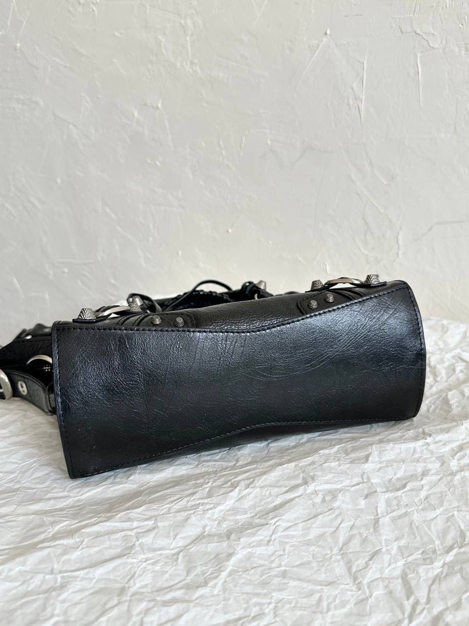 ba1enciaga Neo classic 机车包xs 黑银🖤 首先声明，我爱一切机车元素 无论是le cagole还是这只neo 喜欢大容量的姐妹冲这只 油蜡皮的不规则摔纹配上大量的五金配件 还有流苏拉牌➕爱心镜子➕零钱包挂件 极繁的魅力由此而来～ 辣妹酷妹冲冲！ 26×17.8×11.4cm700940m