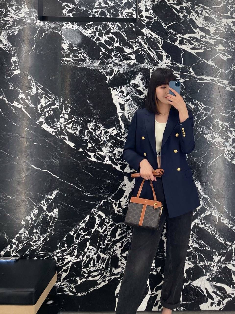 🔥大货实拍图 𝗖𝗘𝗟𝗜𝗡𝗘 ♥ 𝗧𝗘𝗘𝗡 𝗖𝗔𝗕𝗔𝗦 𝗗𝗘 𝗙𝗥𝗔𝗡𝗖𝗘 型号：191992 尺寸：19*16*11cm 放着平平无奇，背上身效果特别不错！也很好搭衣服，休闲或是正装背她都好看的呢