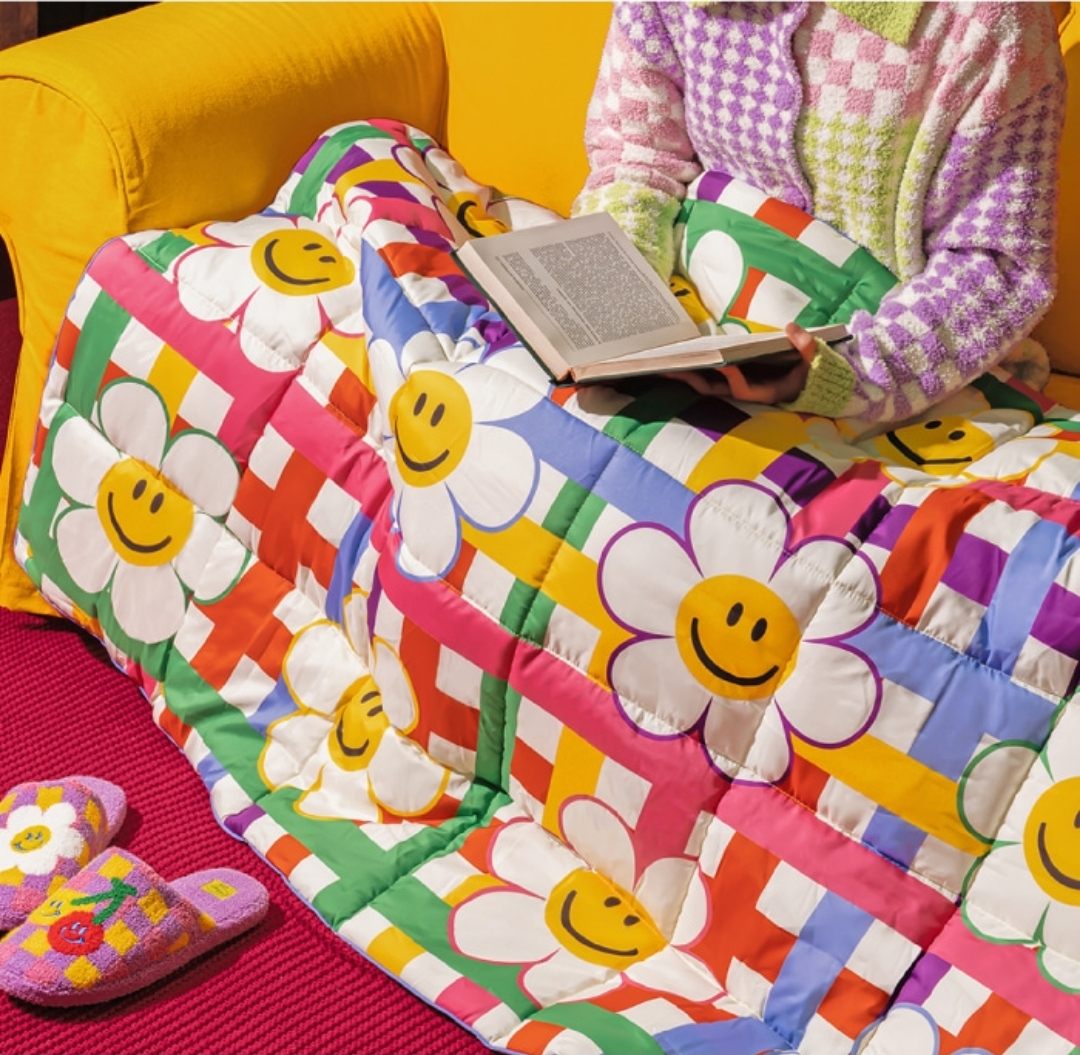 🌈 Wiggle Wiggle Padded Blanket – Rainbow Smile Check