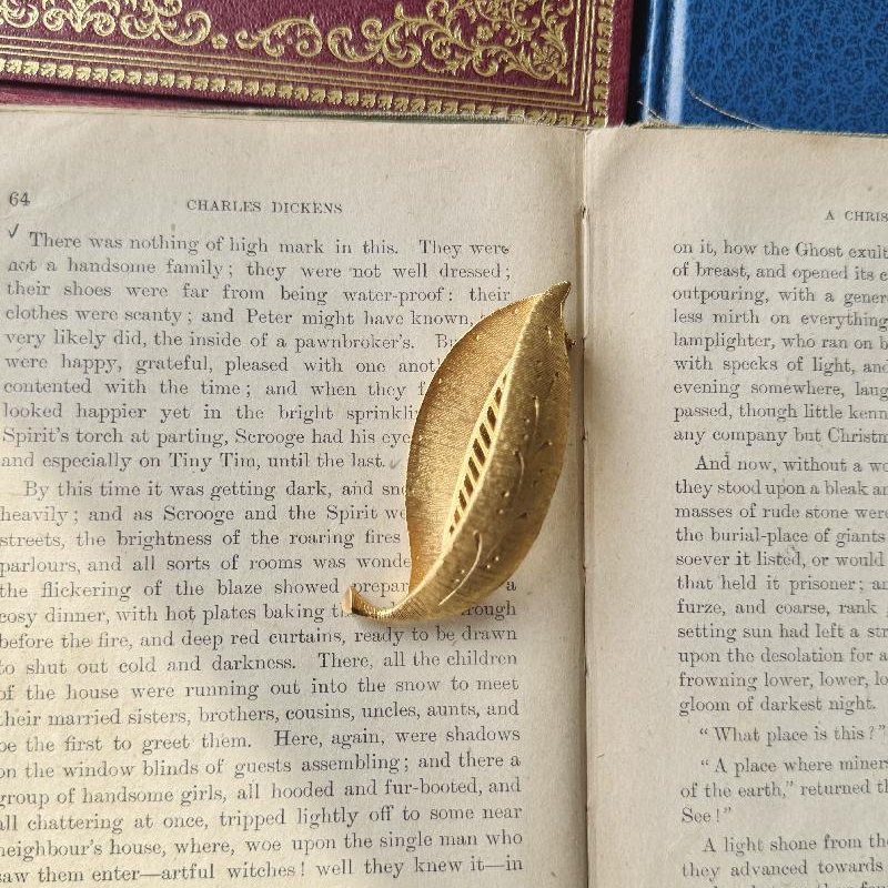 VintageRare! C.a. 1950s Designer Quality Textured 3-Dimensional Golden Leafy Brooch (MT2298-7)