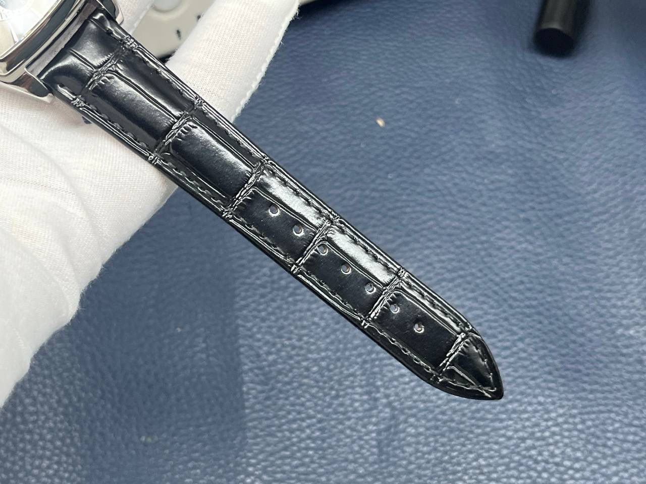 百达翡丽复杂多功能系列5135G--010重磅登场，迄今推出的首款Nautilus复杂腕表，以超复杂的工艺技术打造休闲运动腕表。 1⃣️小身板大能量：尽揽以下功能∶12点位日历功能 10点位星期功能 2点位星期功能 6点位24小时。所有功能都可正常使用。 2⃣️机芯采用版Cal.240自动上链机芯，在实现外观的逼真前提下，功能一并完美诠释。 3⃣️改装大师独立制表人，倾情参与定制改装表盘颜色，给予独一无二的腕表增添有趣的灵魂！