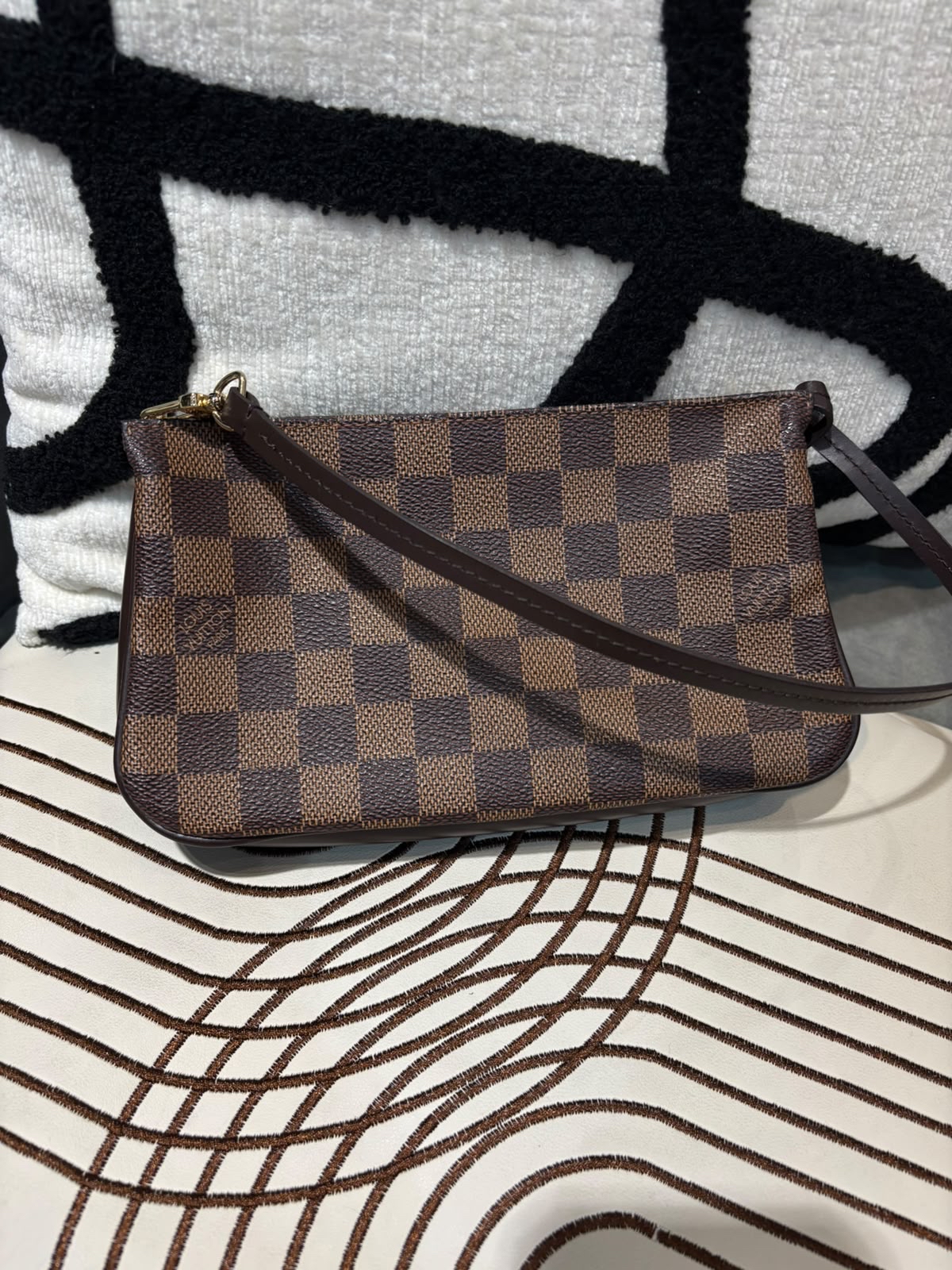 Louis Vuitton LV pochette damier Hobo Bag 100%Authentic, 95%new