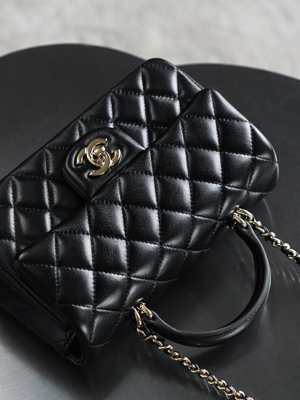 CF Mini手提包鑒定版 👜 一包一碼 支持全球鑒定查驗身份證原廠專G GR原廠皮料過關清單資料可査詢 經典的翻蓋加上獨特的提手，既保留了CF經典韻味，又增添了一份俏皮！ 而且單肩、斜挎、手提三種背法隨意切換，它都能輕鬆成為焦點！ 五金：全銅淺金扣 皮料：GR原廠小羊皮 尺寸：12*20*6cm