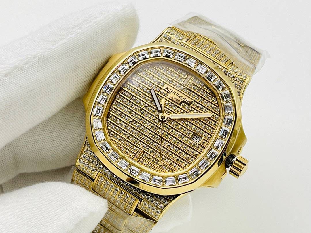 百达翡丽PATEK PHILIPPE优雅运动系列5711/1A鹦鹉螺，钢表之王，全网最佳解毒方案！细节方面： 1⃣️直径40毫米！ 2⃣️搭配定制版机改Cal.324自动机芯。 3⃣️316L定制级人体工程学表带！ 4⃣️钢带圈口珠是钻石型的，与正品相结合。