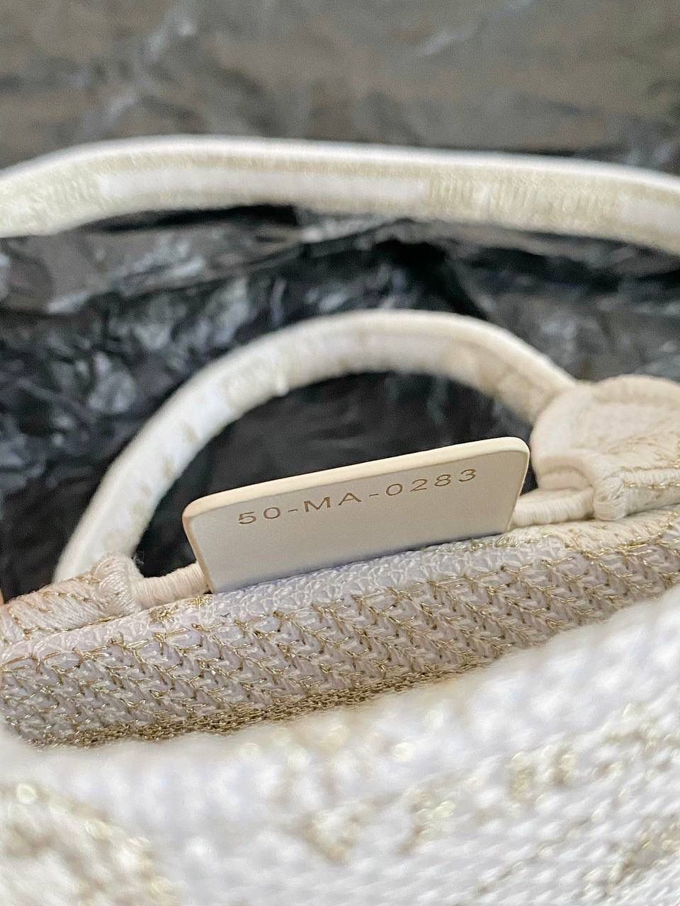 🈶金色蝴蝶迷你 𝗖𝗗 𝗕𝗼𝗼𝗸 𝗧𝗼𝘁𝗲 24圣诞限定🎄 圣诞季这一波𝗗𝗜𝗢𝗥真的稳赢 浪漫的蝴蝶刺绣 象征着自由和转变 高级的配色 精致的造型与细节设计，无不透露出一种温柔而魔法般的美感🪄💕 呜呜真的太好看了，姐妹们必冲！ 21.5×13×7.5cm