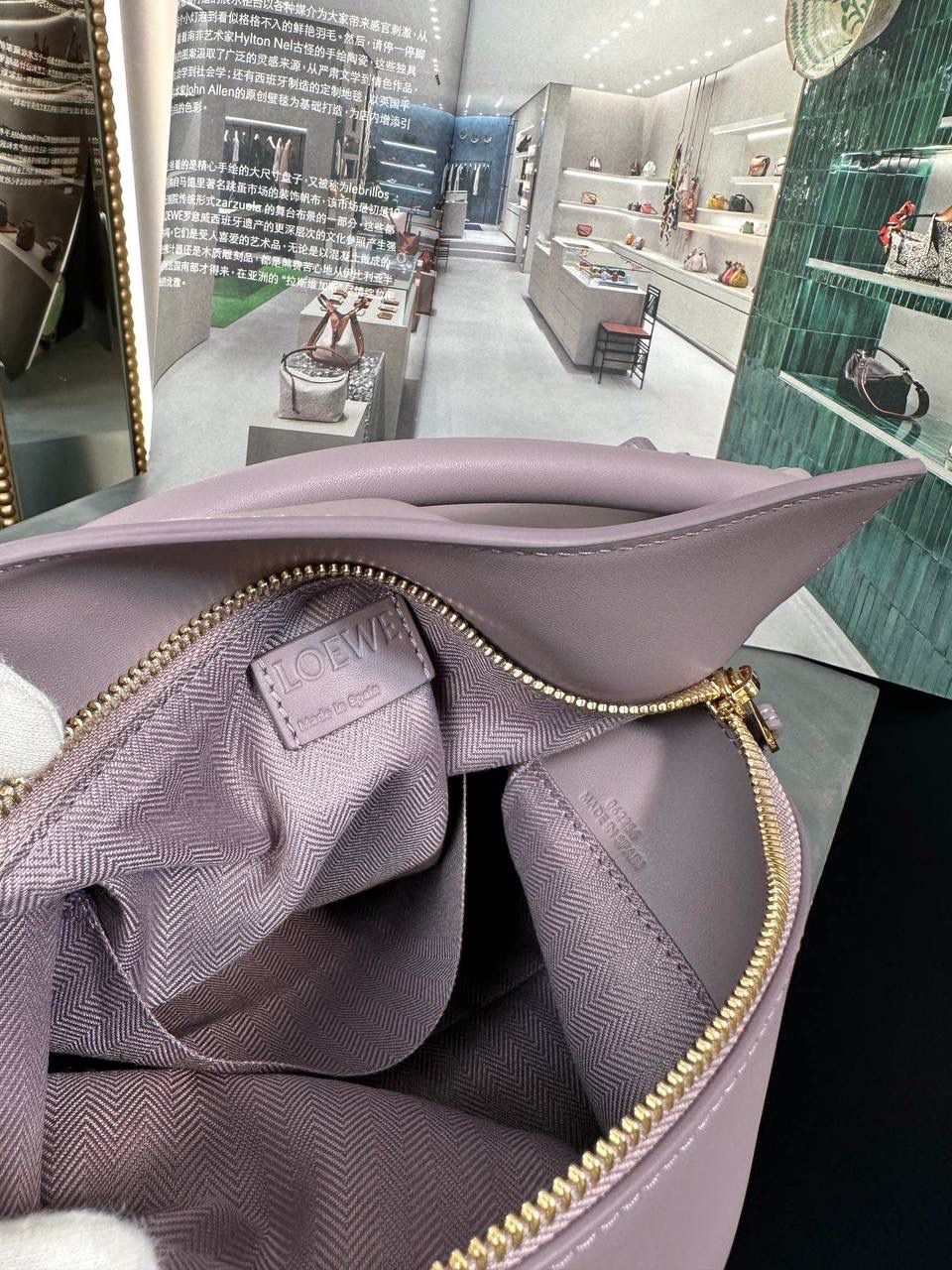 𝙿𝚞𝚣𝚣𝚕𝚎 𝚎𝚍𝚐𝚎 【朕品】 - 23早春🔥 尺寸:24×16.5×10.5cm 编码:052239香芋紫 灵感来自于中国古代陶瓷的单色釉料，在原本经典几何造型升级改版，采用同色系五金配件，同色系提花肩带（可调节长度）和同色系陶瓷小兔子挂饰。 除了色彩上的灵感，单色釉的缎面牛皮革材质，更加光滑柔软，给包包增添更多新鲜感，以现代视角诠释着单色釉的至雅之美❤️