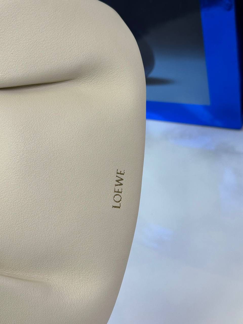 全新*𝙋𝙖𝙨𝙚𝙤 𝙨𝙖𝙩𝙘𝙝𝙚𝙡 手袋🛍️【米白】 —— 朕品1w7➕😘 尺寸:𝟐𝟓-𝟏𝟕-𝟖𝐜𝐦 编码:062318 ✅做工精致，廓形简洁优雅，独特、柔软的褶襇结构，超轻盈构造，纳帕软牛皮革（里外全皮），顶部饰有flamenco螺旋绳结。 ✅配置双肩带，短手柄肩带可做腋下包不可拆卸，长肩带可肩背可斜挎可拆卸调节，磁扣开合设计，多种背法随心所欲❤