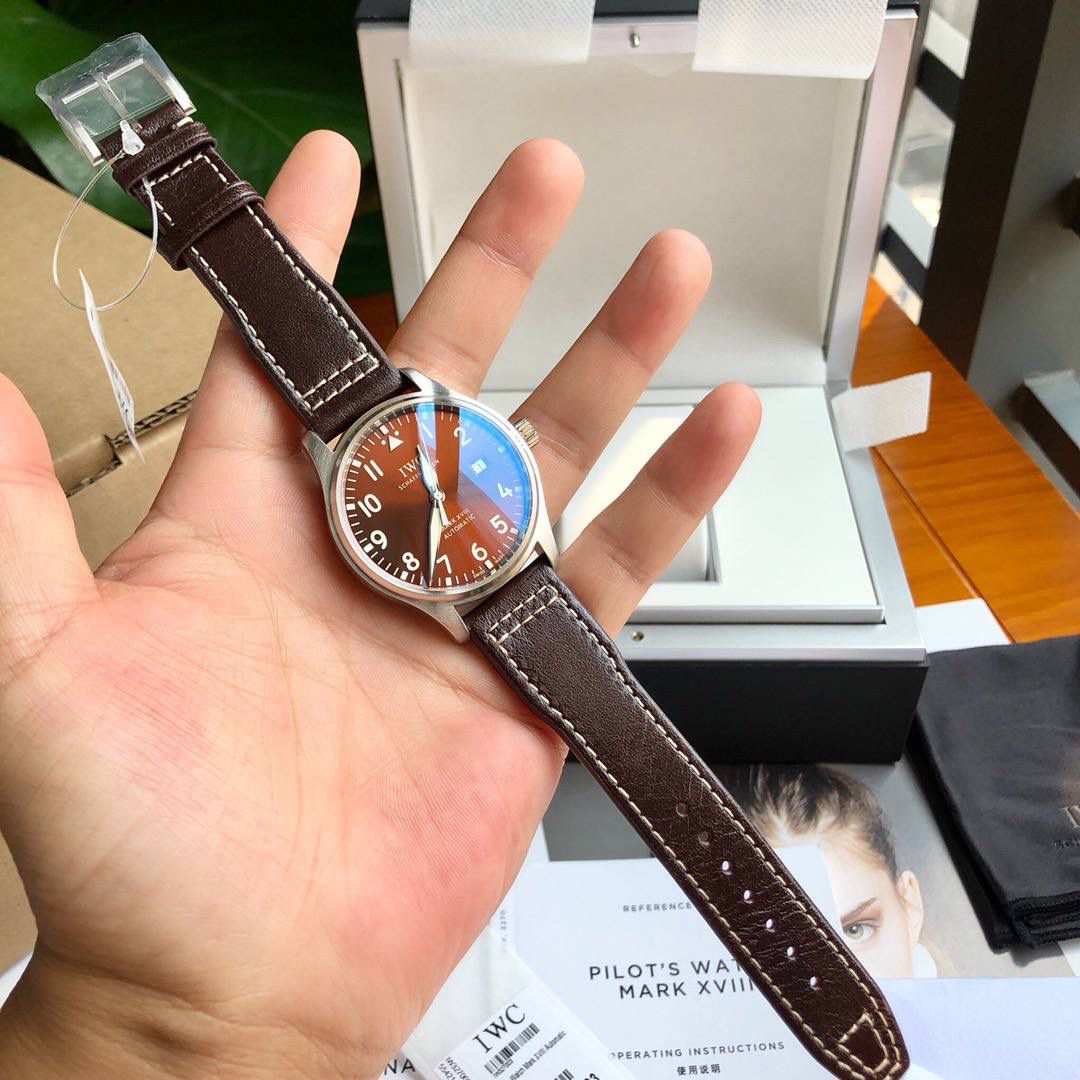 硬货首发，市场独家！IW327003，316L精钢材质，非凡工艺，让小厂知难而退！万国飞行员马克十八传承腕表，采用原装瑞士ETA王牌机芯w-300,40mm表径，全数字刻度超强夜光，双面防反光凸状蓝宝石玻璃表镜。独家渠道进口意大利SANTONI牛皮，一条牛皮成本相当于市场一般牛皮的几倍，在很多细节的把控上都已达到行业顶级，且多项可为标杆，整表细节一丝不苟。 原装价格3W余，一般人均可轻松驾驭，此款万国飞行员腕表视为万国经典款型，任何场景着装均适合佩戴，可谓百搭神器。全套包装出货