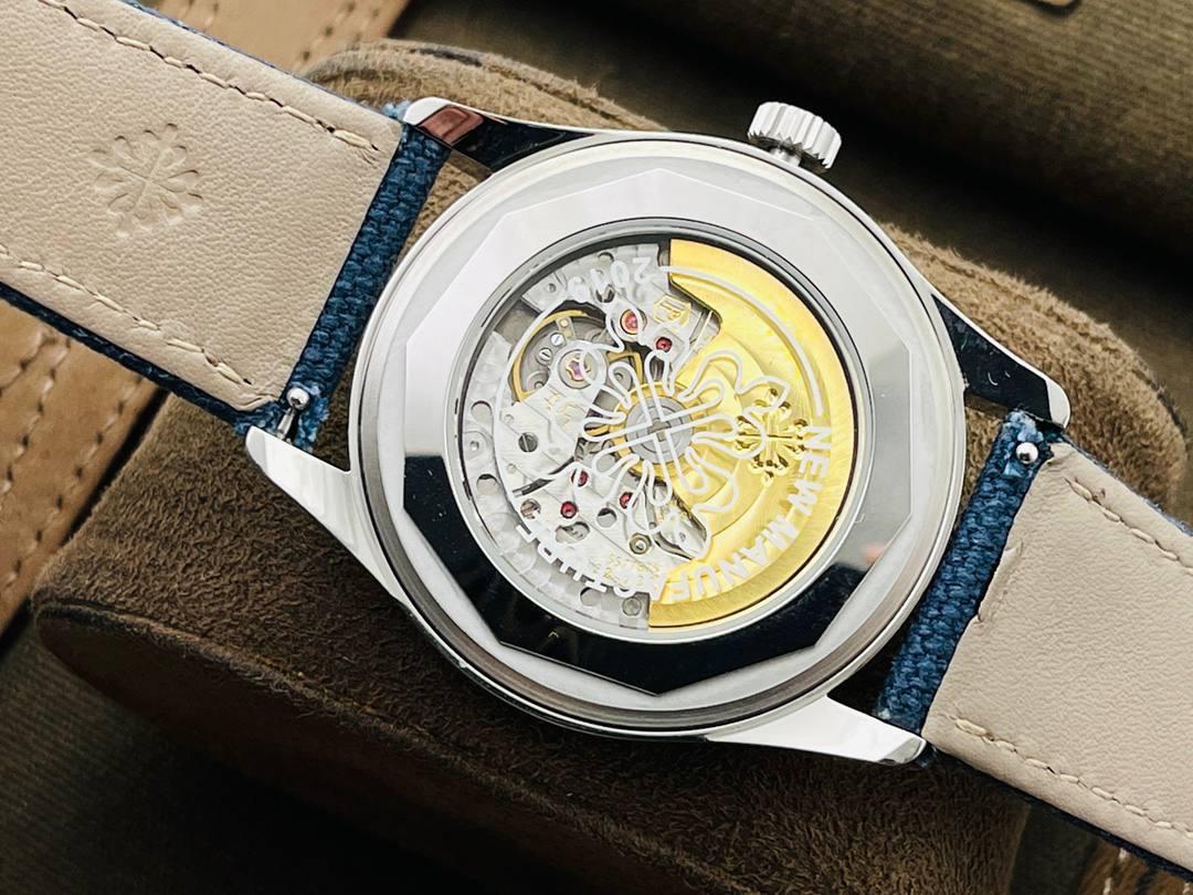 百达翡丽2021新品——Ref.6007A-001（普朗莱乌特制表大楼纪念款）腕表震撼呈现！40mm ✅表镜采用蓝宝石水晶材质，背面清晰镌刻卡拉特拉瓦十字星图案，以及“New manufacture 2019”字样，细节还原度拉满； ✅表壳选用316L精钢打造，搭配宽阔的弧形表圈设计，质感扎实且线条流畅 ✅表盘延续标志性灰蓝色调，辅以精致的圆形缎面打磨工艺，简约大气又不失质感。 ⚙️ 技术突破 搭载第三代324S定制一体机芯，不仅仿真度极高，更能保证走时精准稳定，颜值与实用性兼顾！ 👔 表带与表扣 搭配灰蓝色小牛皮表带，点缀白色缝线装饰，搭配百达翡丽（PP）经典针扣设计，与表盘色彩相互呼应，整体风格协调统一，尽显优雅格调。