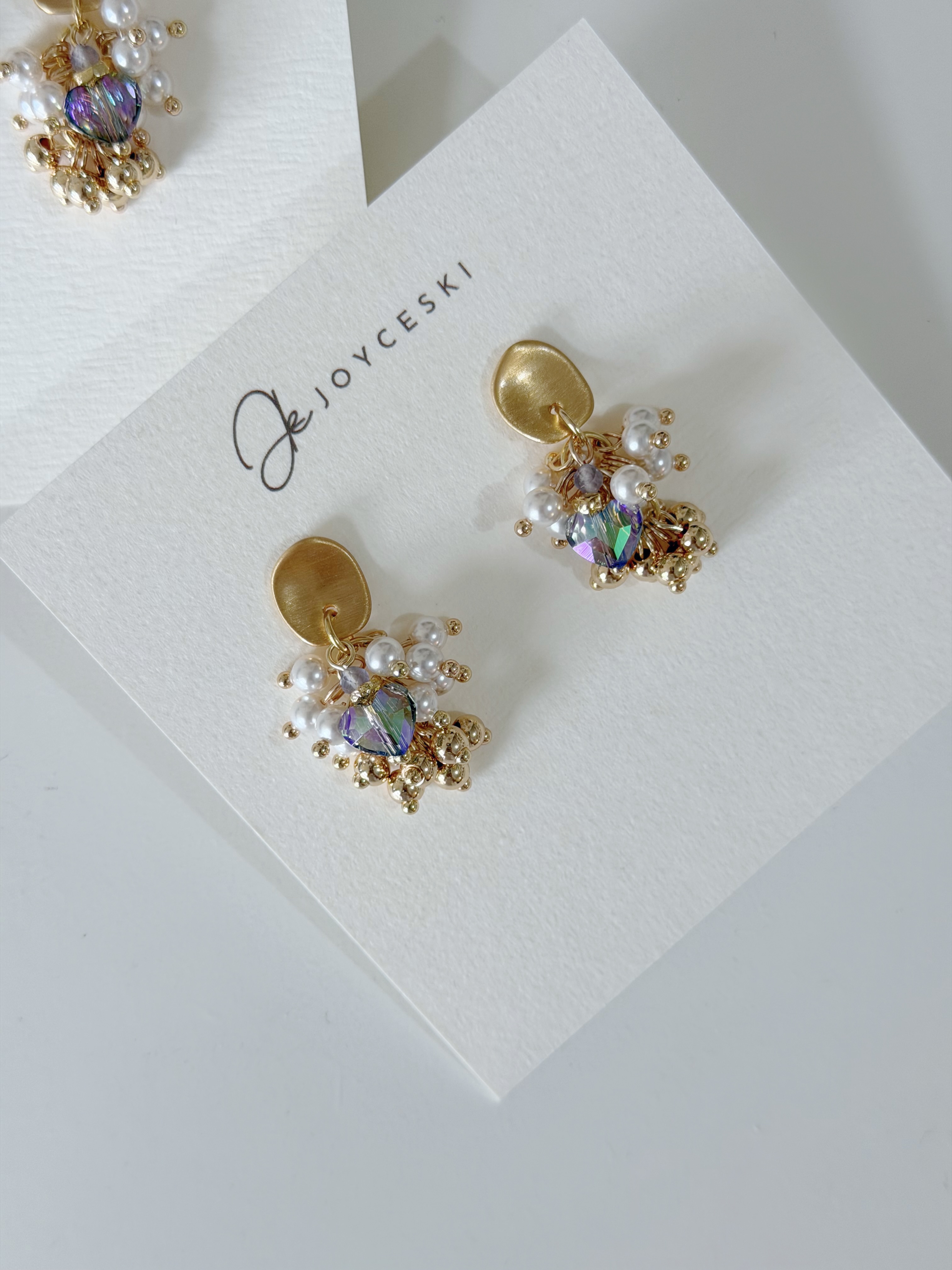 幻彩紫愛心流穗波波球長款耳環/ 白珍珠x金色($198)