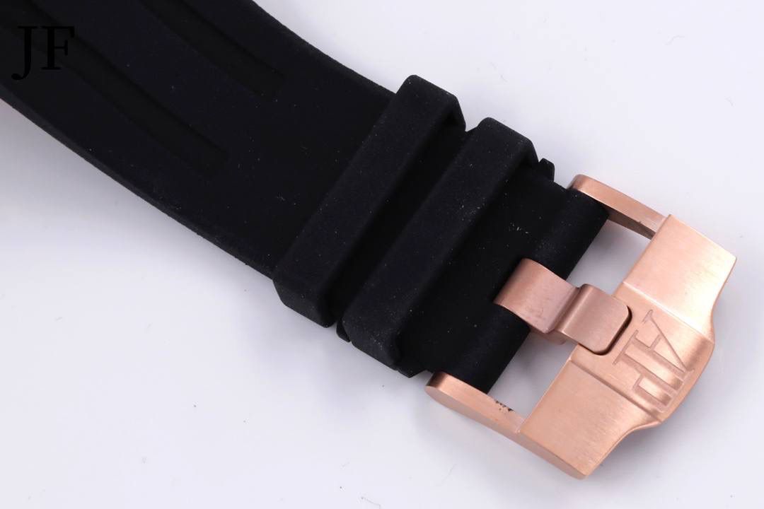 🚀品牌：AP大熊猫🚀 系列：俗称金大熊猫 机芯：3126计时自动机械 材质：316精钢表壳 陶瓷圈 直径：42mm 皮带：橡胶表带 表扣：原装针扣 玻璃：蓝宝石水晶玻璃