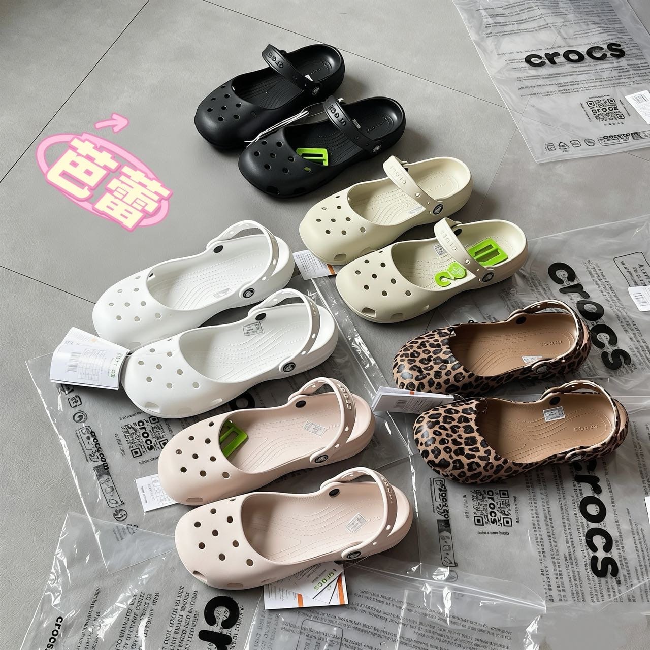 $138對。Crocs新款芭蕾洞洞鞋