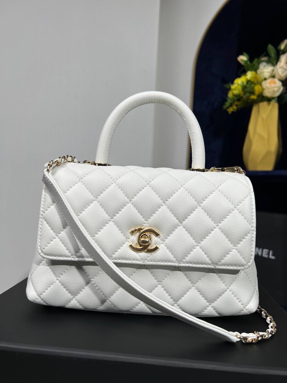 新coco handle小号白色荔枝纹💞👜 和CF一个渠道的尾单货，拿过的都不用多介绍啦！新款驾到！独家渠道货！ 尺寸:14 X 24 X 10cm