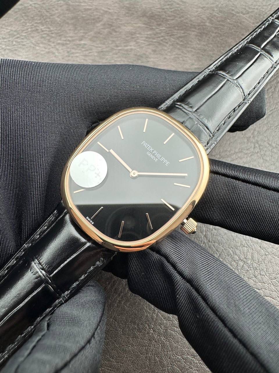 PP➕ Factory2025新品首发｜百达5738系列 68克配重版 复刻经典，更胜经典——GOLDEN ELLIPSE 黄金椭圆腕表重磅登场！ ✅ 黄金分割美学重塑：遵循1:1.6181经典比例，34.5MM×39.5MM椭圆表径搭配7.7MM纤薄厚度，复刻古典韵味与佩戴舒适度。 ✅ 316L精钢表壳：介于圆形与矩形之间的别致椭圆轮廓，还原原版线条张力，质感细腻出众。 ✅ 3D立体云贝母表盘：专属浮雕打印工艺，折射神秘深邃光泽，告别市面暗淡平庸款，上手自带高光。 ✅ 定制进口小牛皮表带：21X16尺寸对版原配，搭配同型椭圆表扣，与表壳设计遥相呼应，贴合手腕更显格调。 ✅ 9015精准机芯：走时稳定精准，兼顾实用性与耐用性，日常佩戴无压力。 PP➕不做“远观款”，只为呈现最接近原版的真实佩戴体验——从细节质感 to 上手触感，每一处都经得起近距离审视，让经典韵味在腕间完美延续！