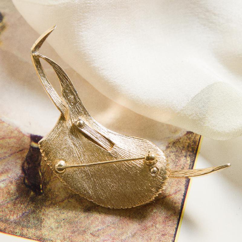 1950s Crown Trifari Textured Gold Tone Callalily Flower Brooch (CA125)