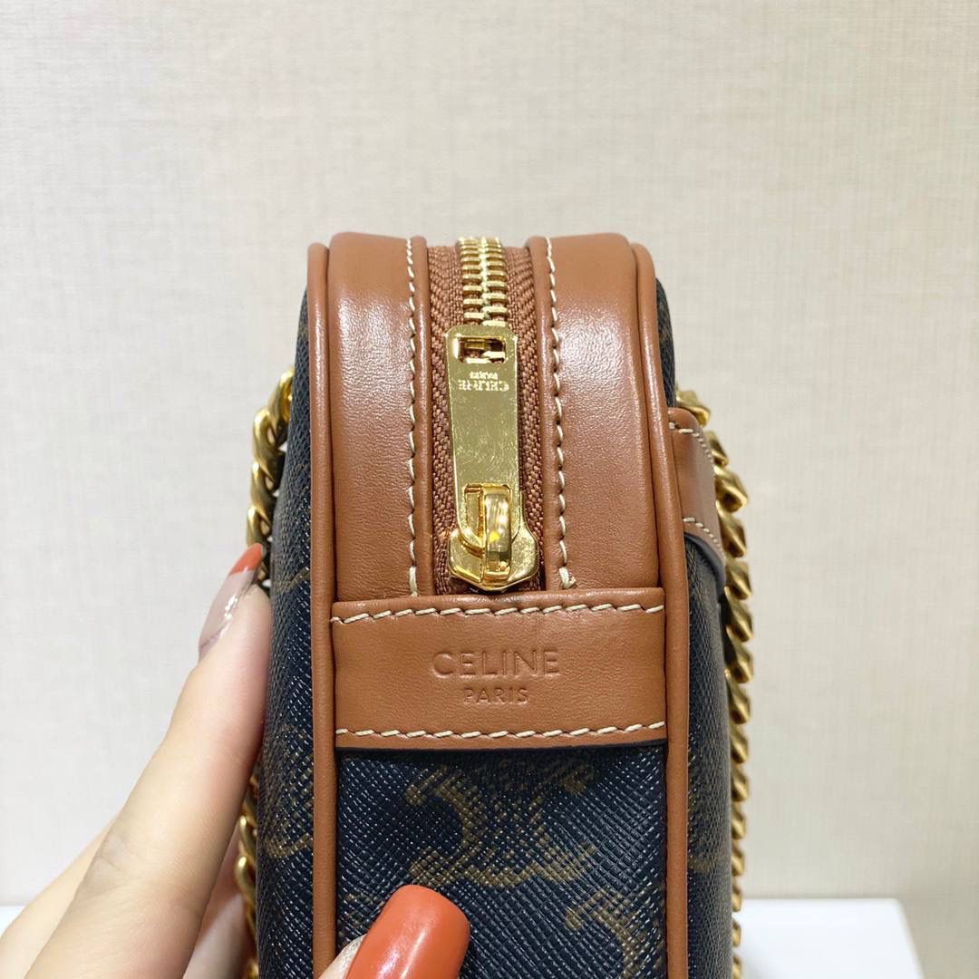 🔥大货实拍图 𝗖𝗘𝗟𝗜𝗡𝗘♥𝗖𝗔𝗡𝗩𝗔𝗦 𝗣𝗔𝗧𝗔𝗣𝗔𝗡𝗦 型号：196252 尺寸：20.5*15*4.5cm 不得不承认最近的Celine的老花系列有点Old Celine的味道，虽然不是皮的面料，但是很耐用，挎在腋下复古又文艺～目测会成为新一季爆款 🥳